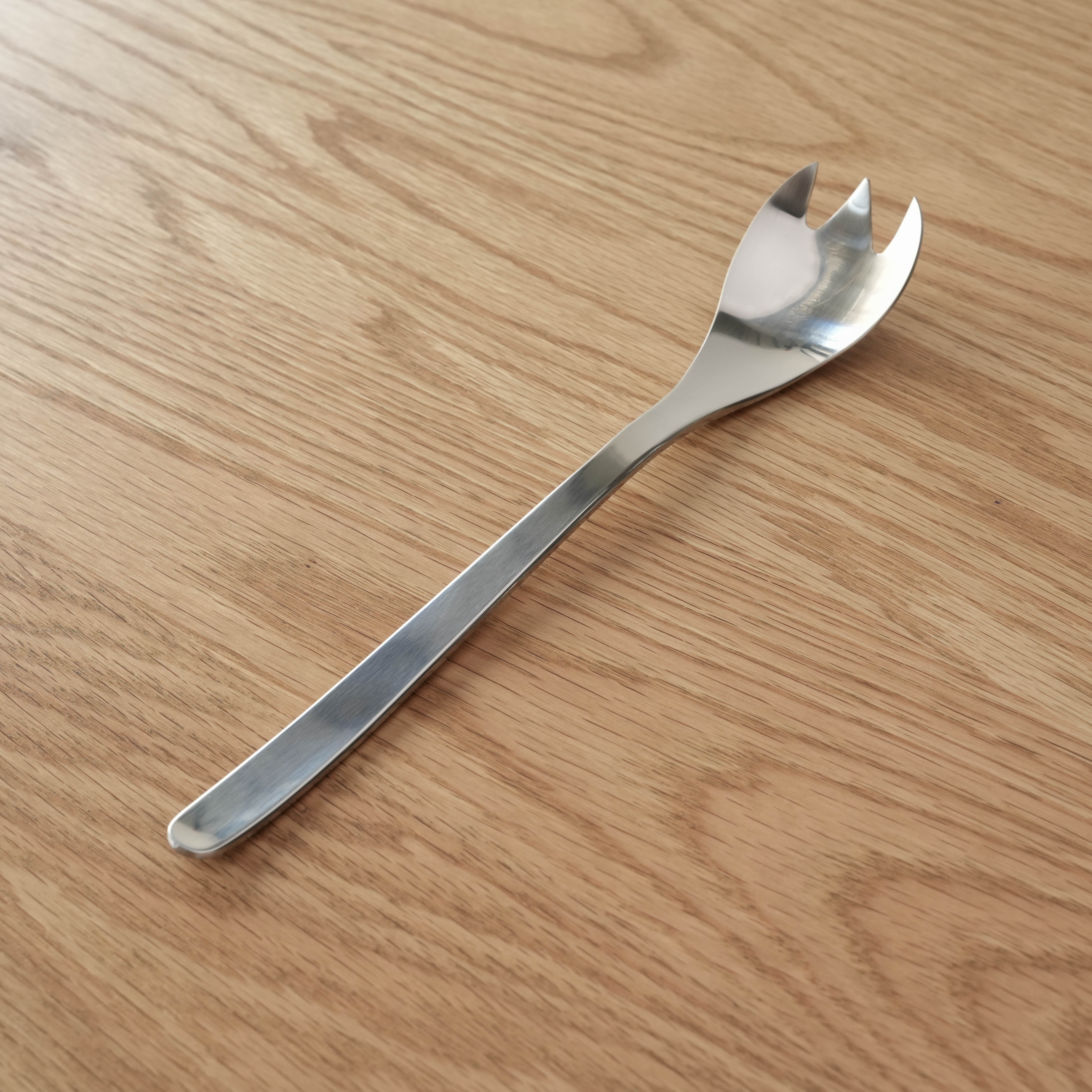 Sori Yanagi stainless salad fork 22cm with curved tines and sleek handle, ideal for effortless salad serving in modern kitchens.