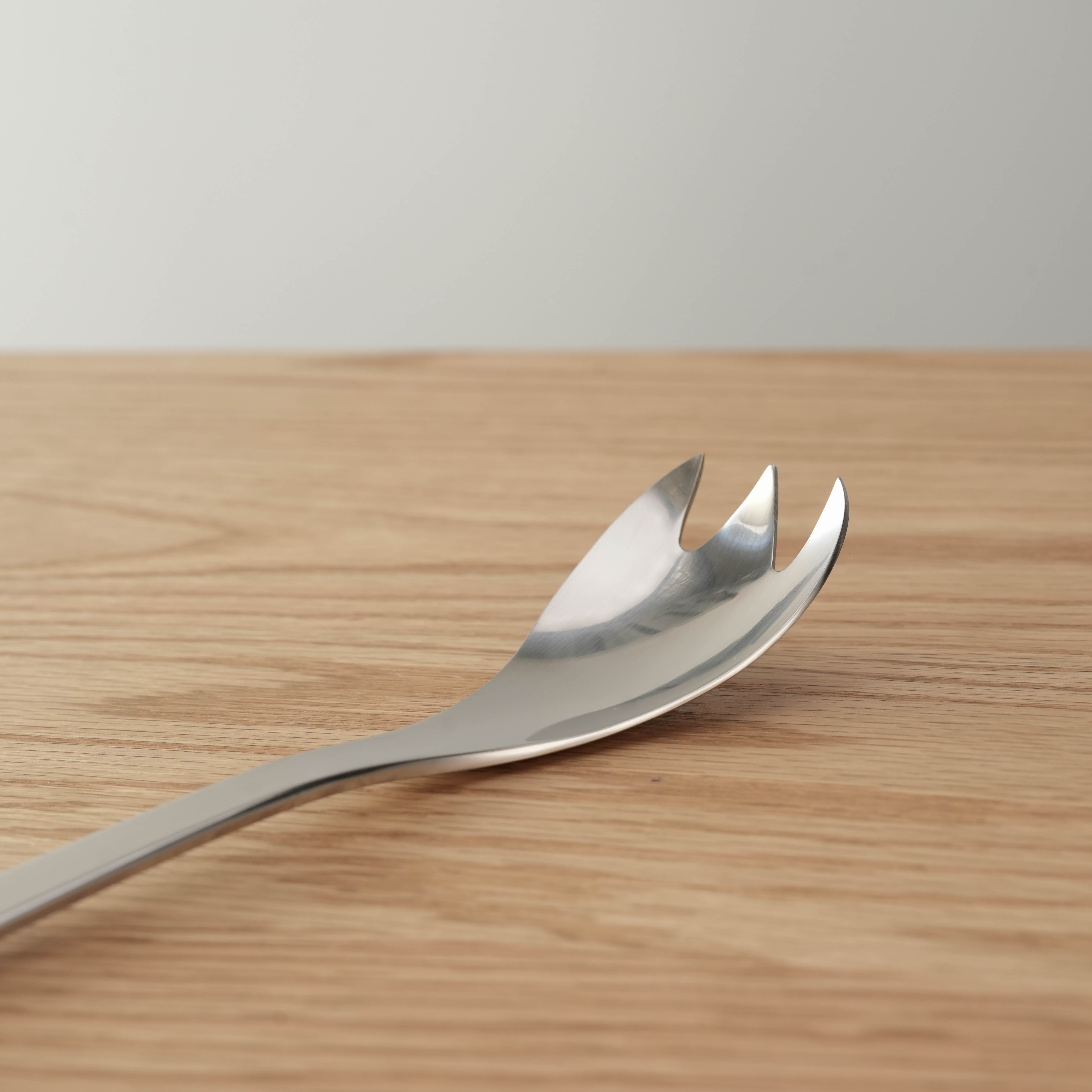 Close-up of Sori Yanagi stainless salad fork 22cm showing ergonomic curve and polished finish for precise salad handling.