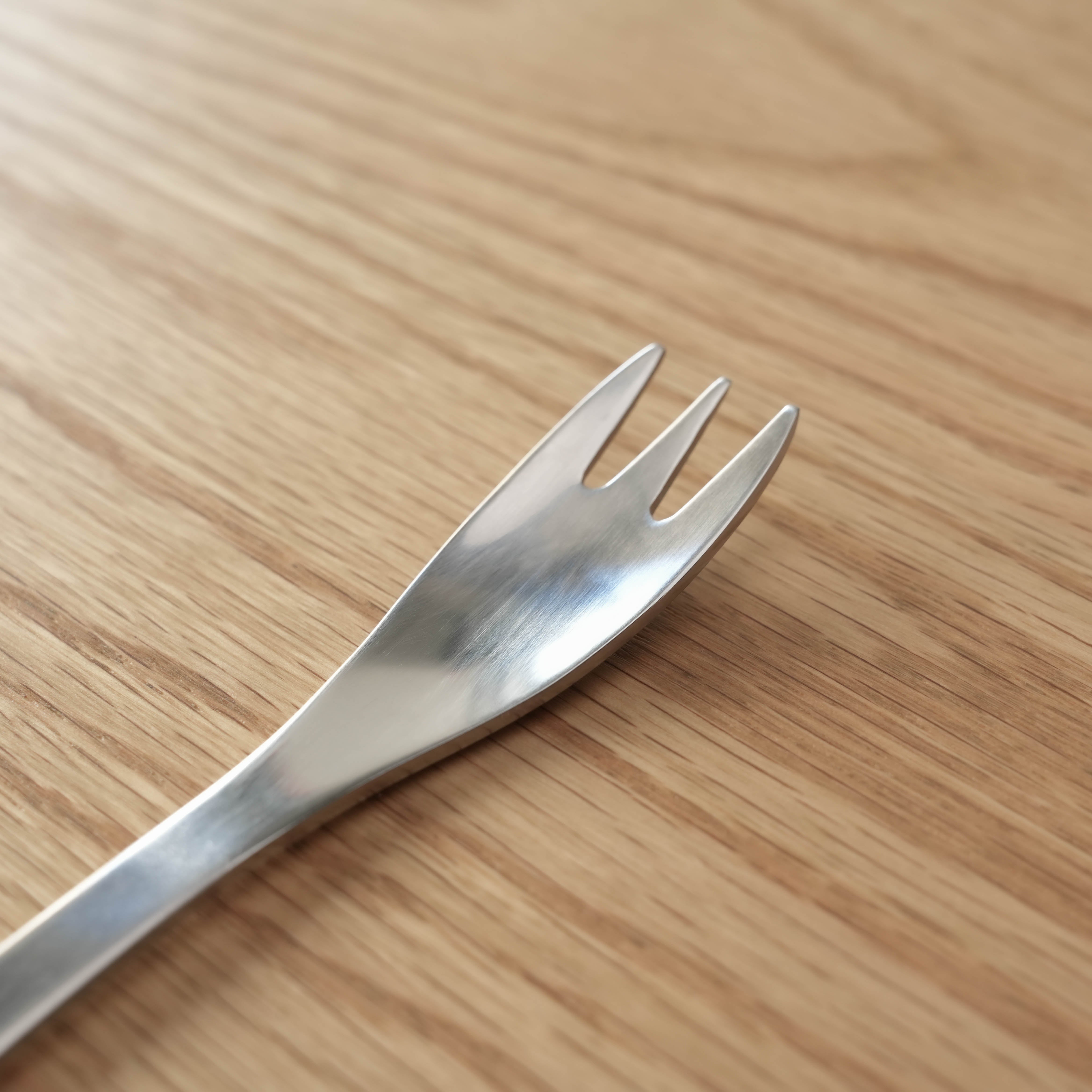 Detail view of Sori Yanagi Cake Fork tip with polished 18-8 stainless steel finish. Designed for precision and durability in dessert serving.