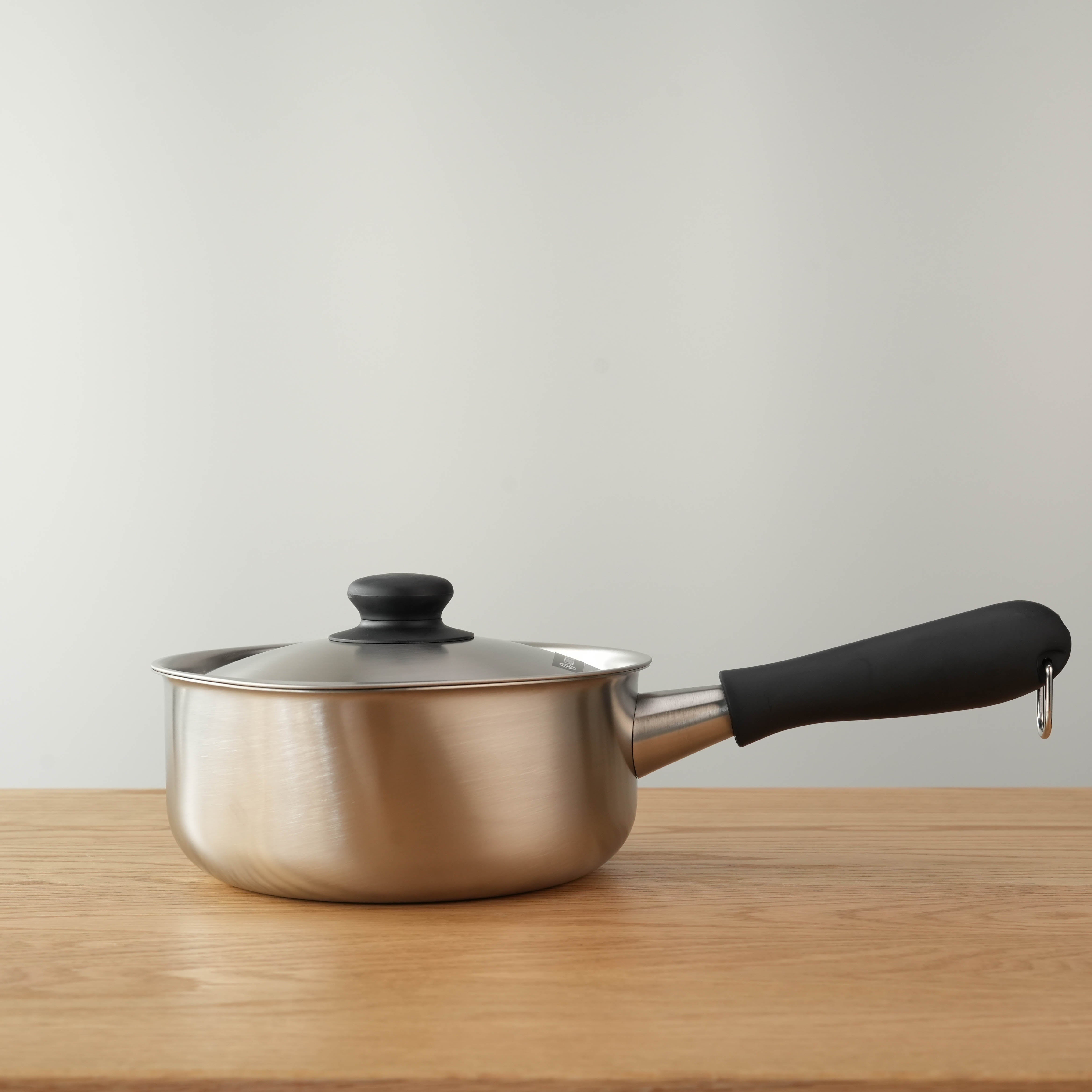 Sori Yanagi Stainless Steel Saucepan with lid and ergonomic black handle, ideal for induction cooking and Japanese design kitchens.
