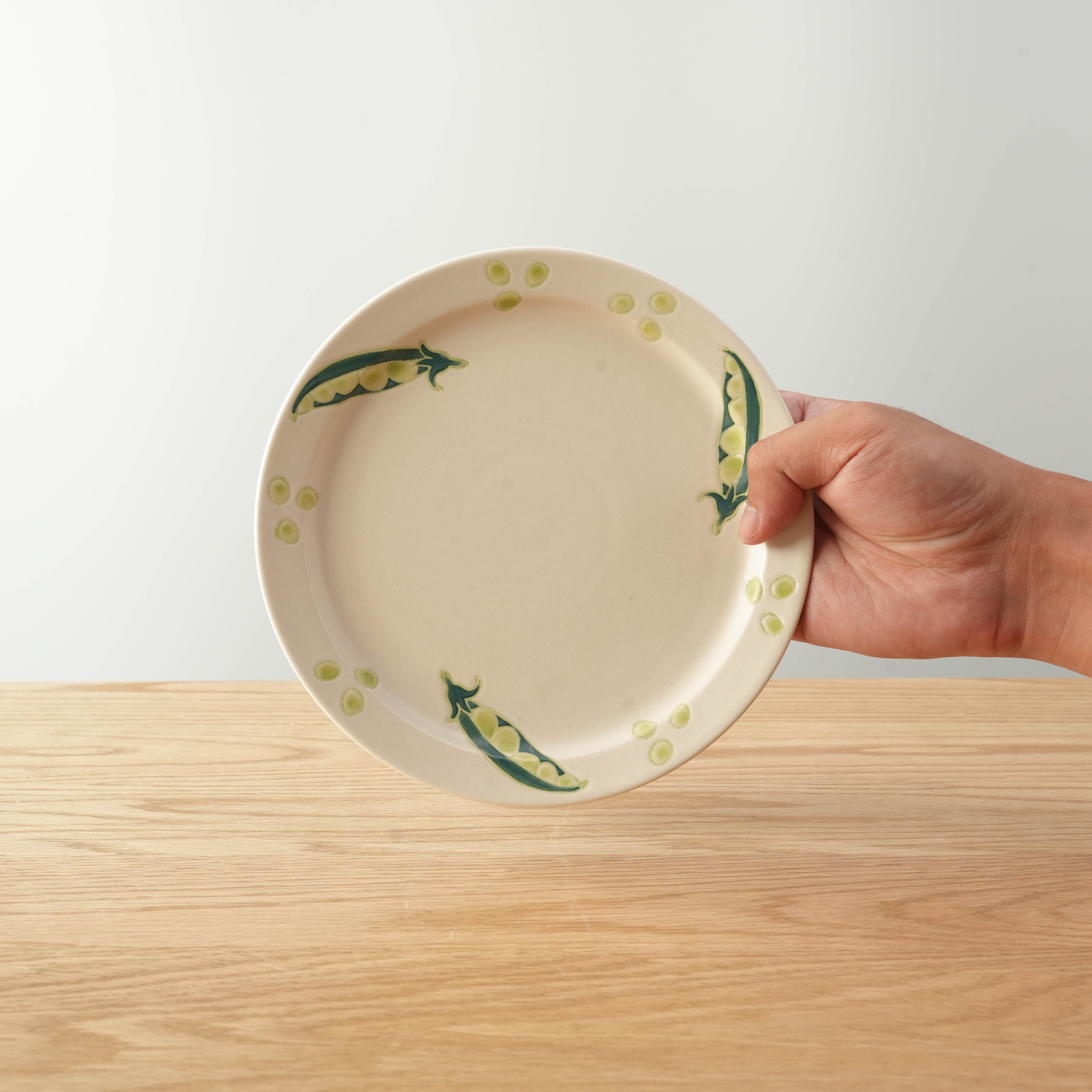 Hasami Round Plate - Veggie Art with hand-painted pea pod design, 18.3cm ceramic plate ideal for bread or side dishes in Japanese style.