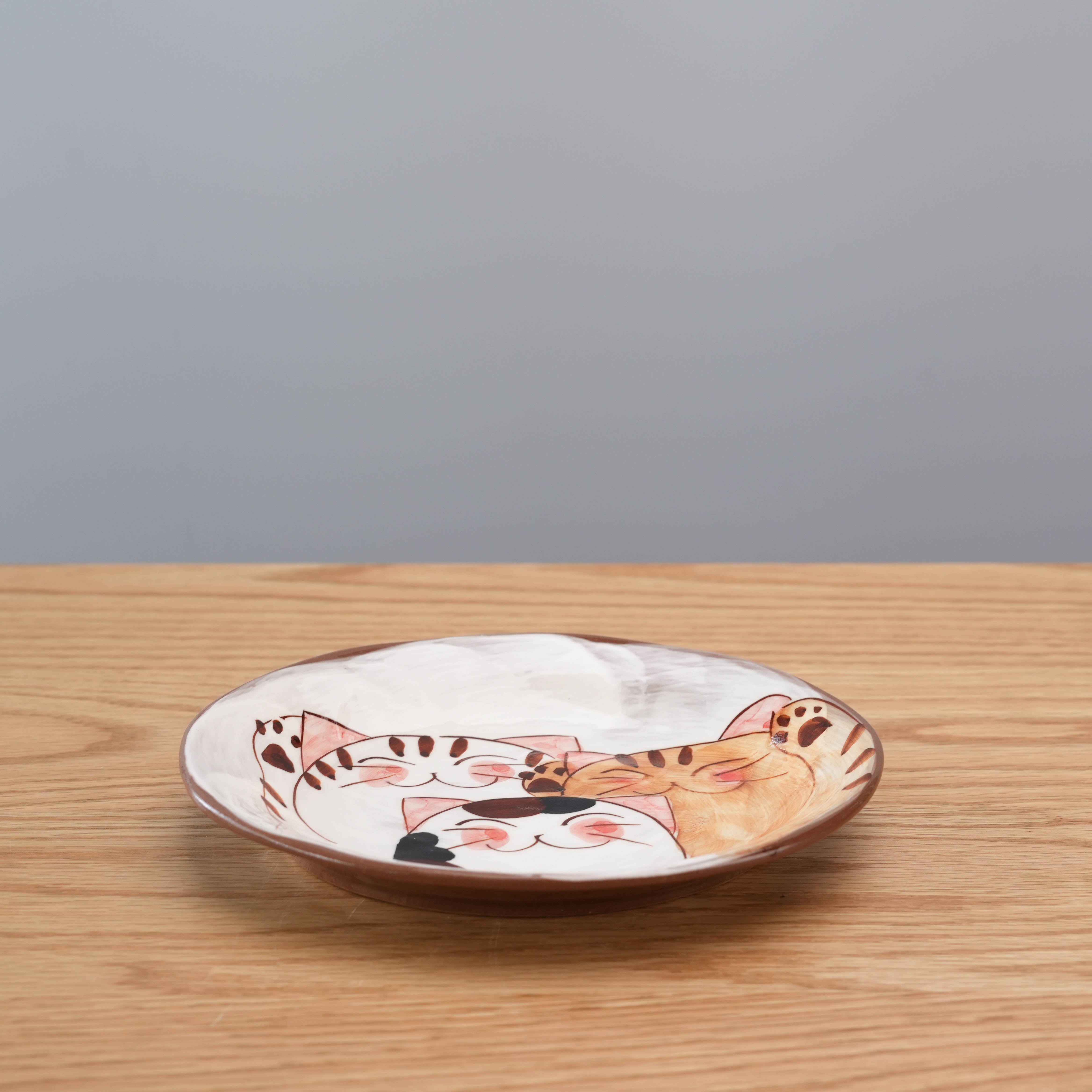 Hasami Ware Three Friendly Cats Oval Individual Plate with cat motif, stackable and perfect for pairing with mugs or teacups in Japanese tableware sets.