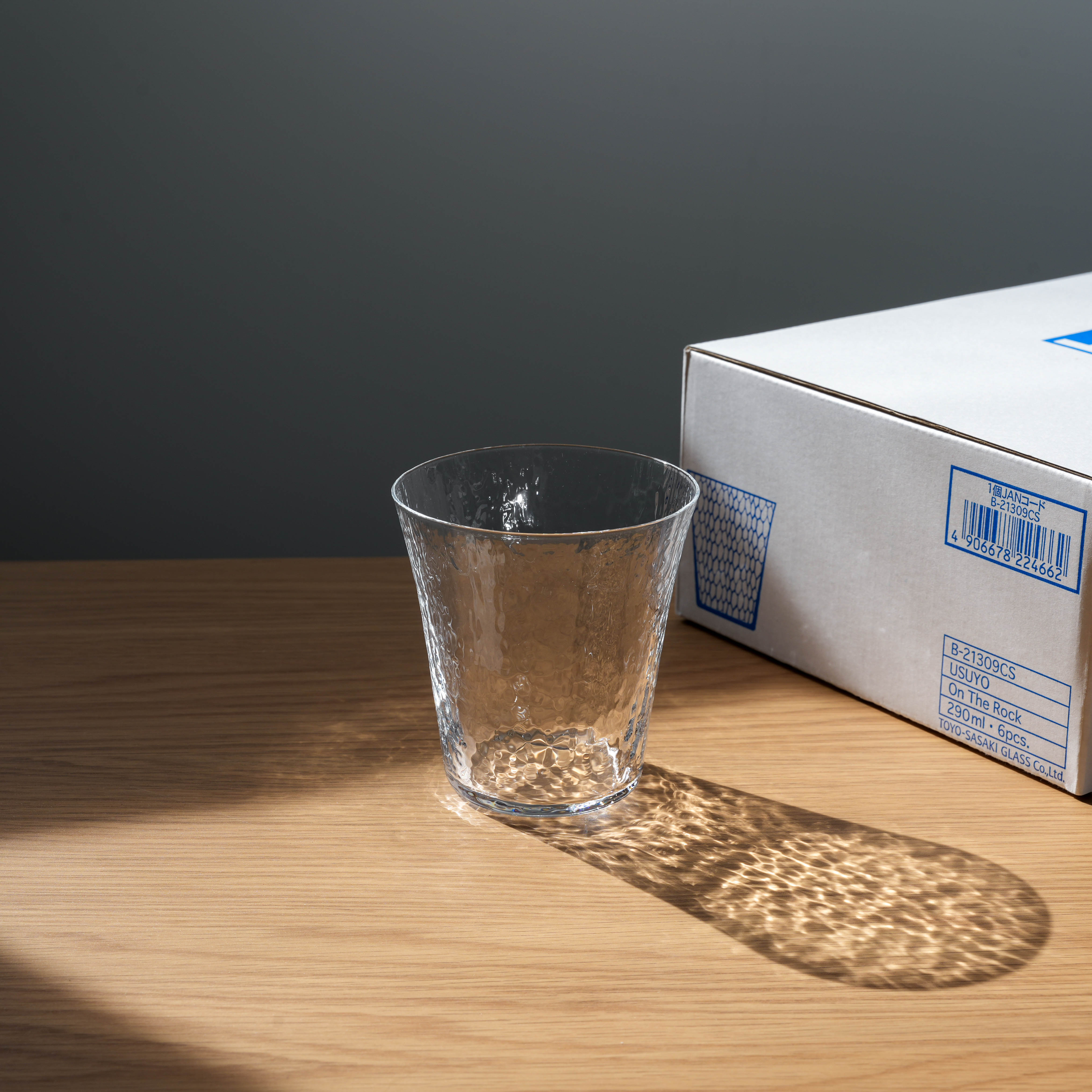 Toyo-Sasaki Usuyo Glass Set displayed beside packaging, highlighting its sleek design and premium quality for upscale drinkware collections.