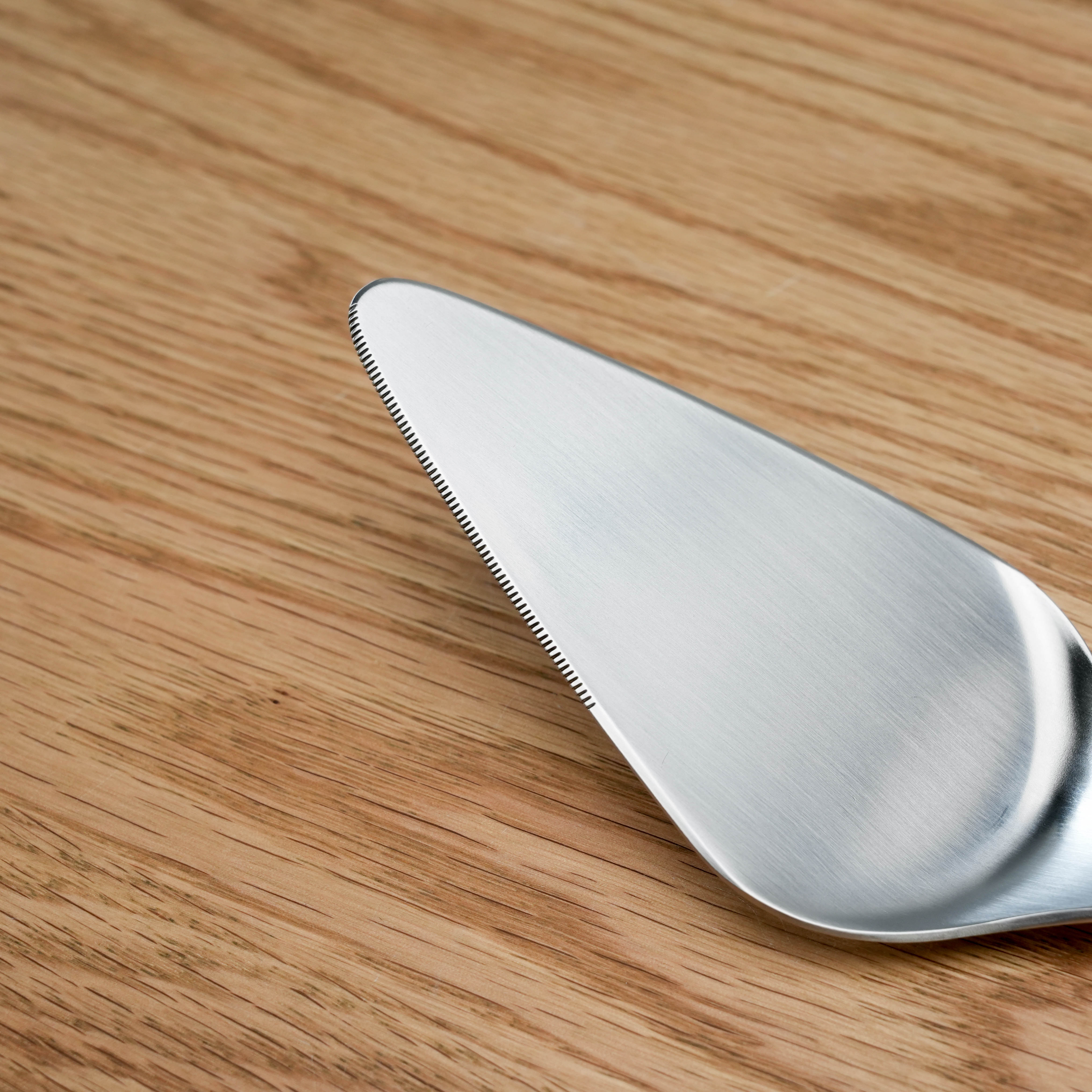 Close-up of Sori Yanagi Stainless Steel Cake Server showing serrated edge for clean slicing, crafted with Japanese precision.