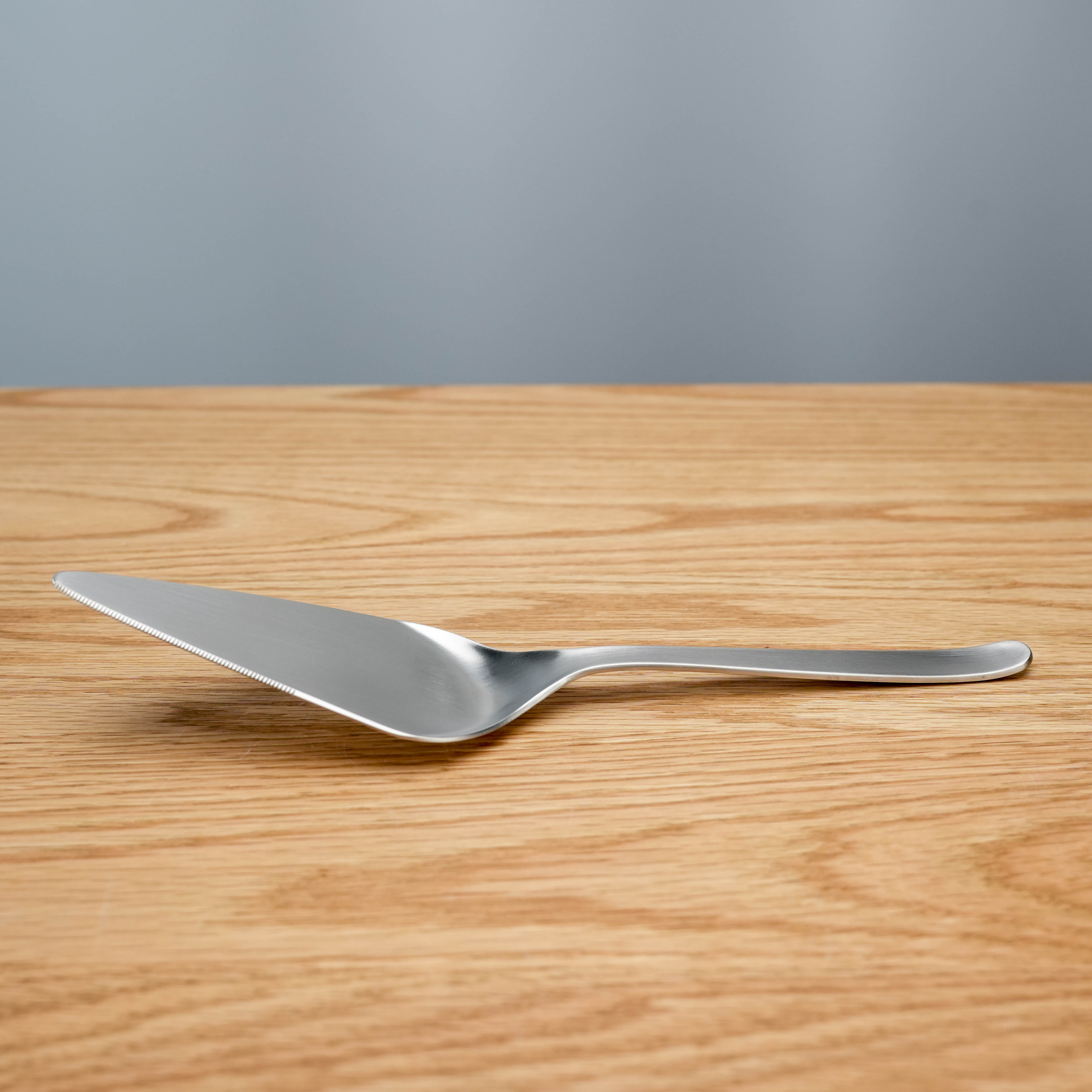 Side view of Sori Yanagi Cake Server - Stainless Steel | Cake Slicer Japanese, highlighting ergonomic handle and angled blade design.