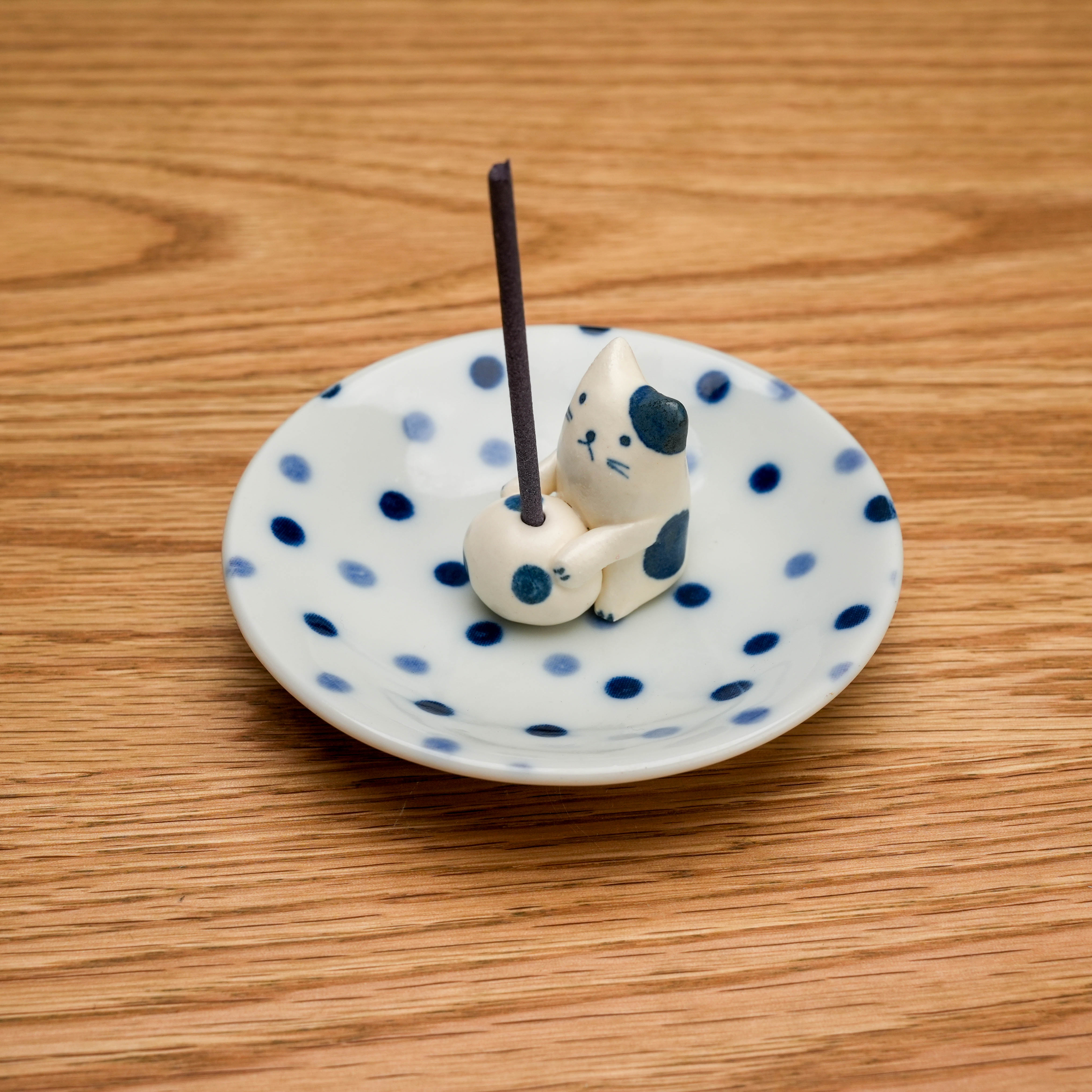 Dyed Dotted Cat Incense Holder