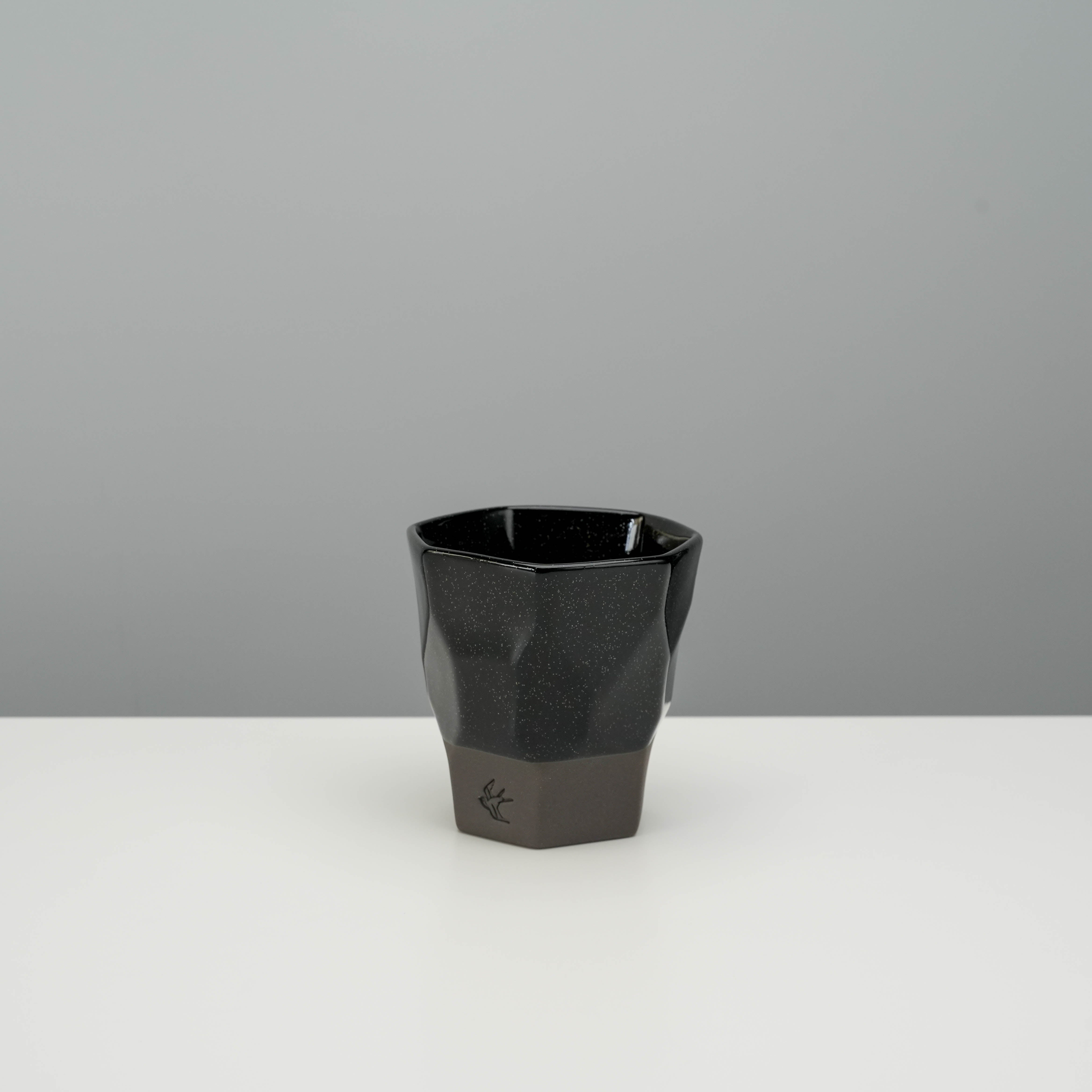 Tsubame Kobo Free Cup - Clay Craft Cup in black clay with faceted design, 220ml capacity, ideal for coffee or tea in modern kitchens.