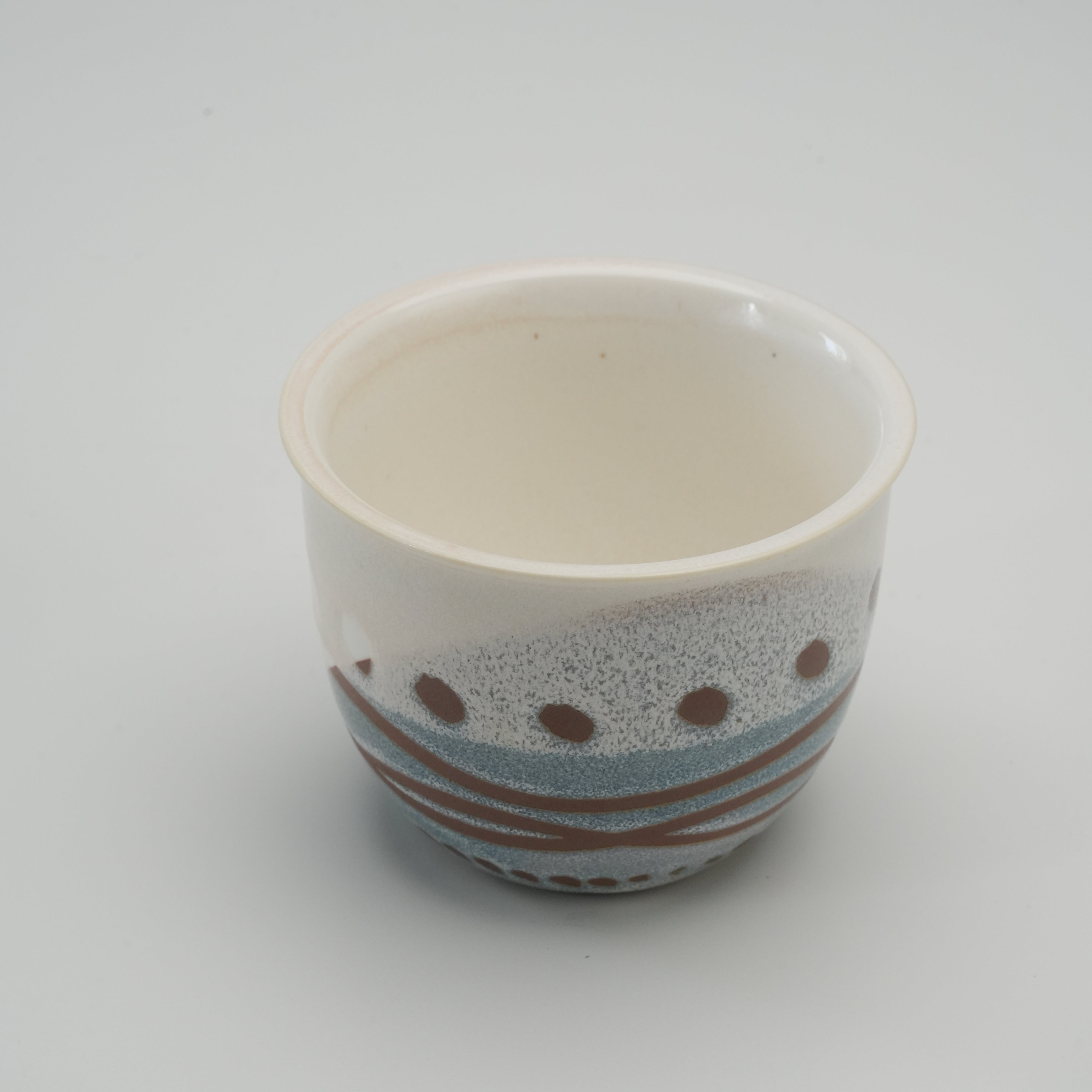 Handiceramics Marshmallow ceramic coffee cup without lid, highlighting its artisanal glaze and acorn-inspired form, ideal for mindful tea or coffee moments.