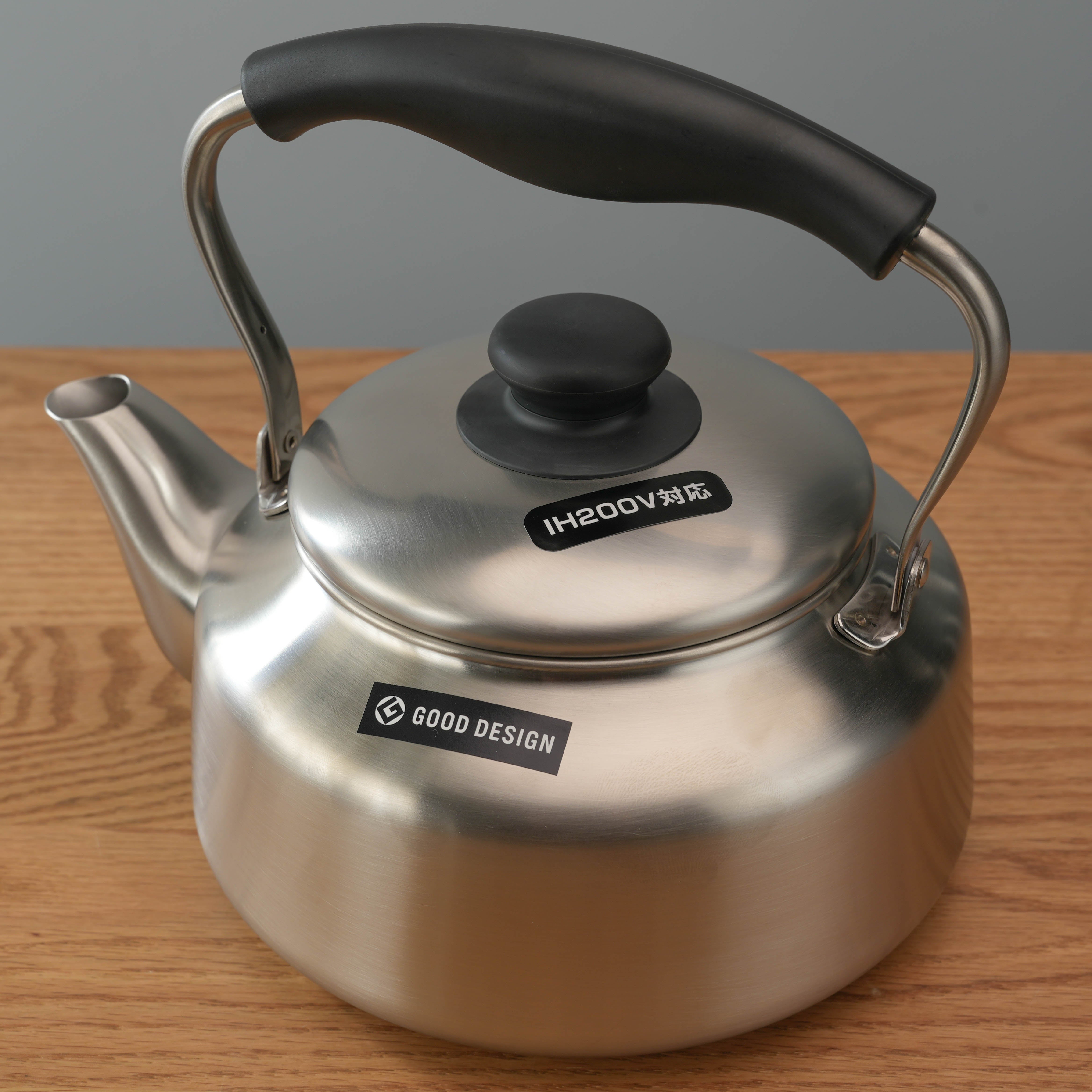 Japanese Good Design award-winning Sori Yanagi Stainless Steel Kettle featuring IH200V compatibility and sleek brushed metal body.