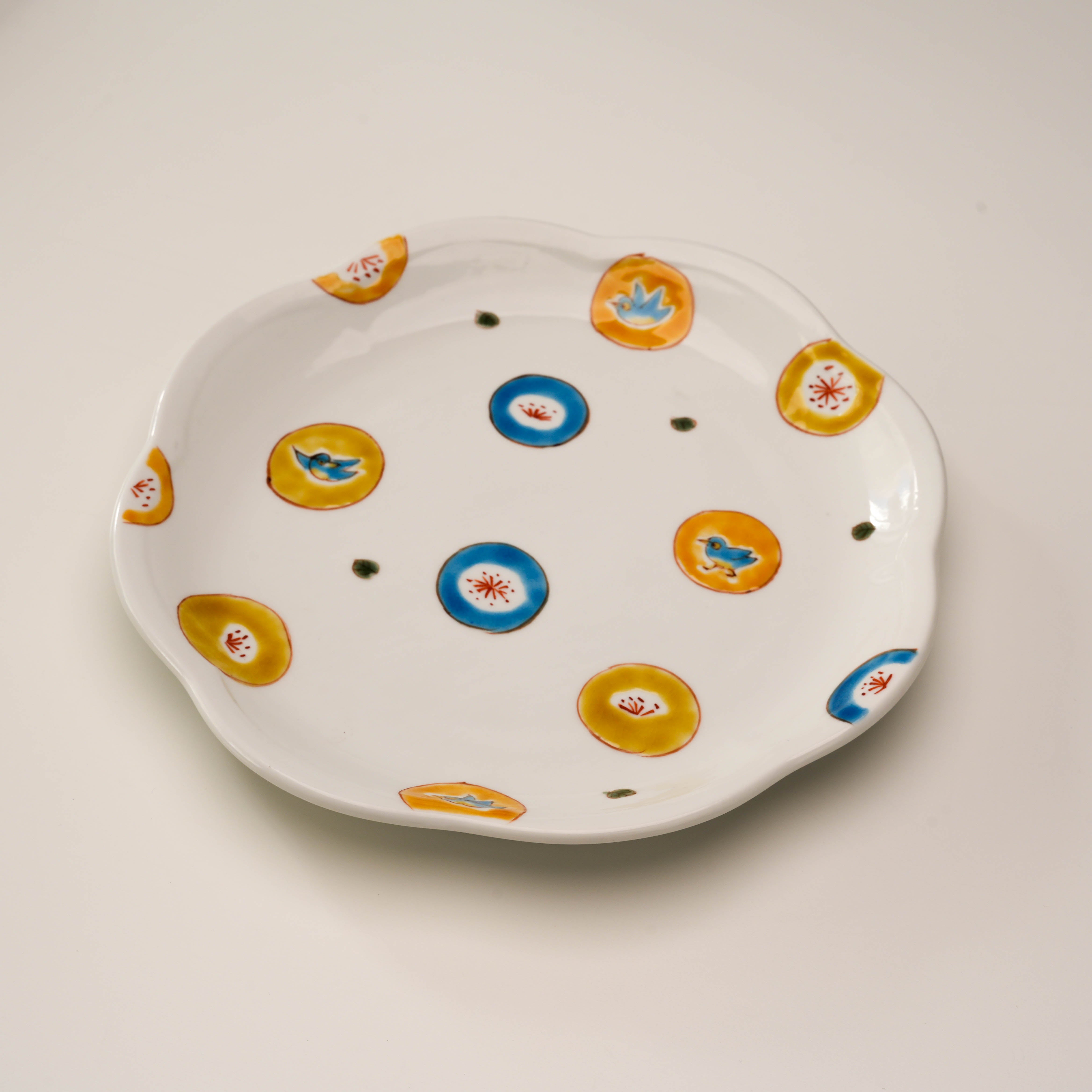 Angled view of Kutani Ware Serving Plate – Marumon Mizutama showcasing its shallow depth and colorful marumon mizutama pattern. Decorative and functional tableware.