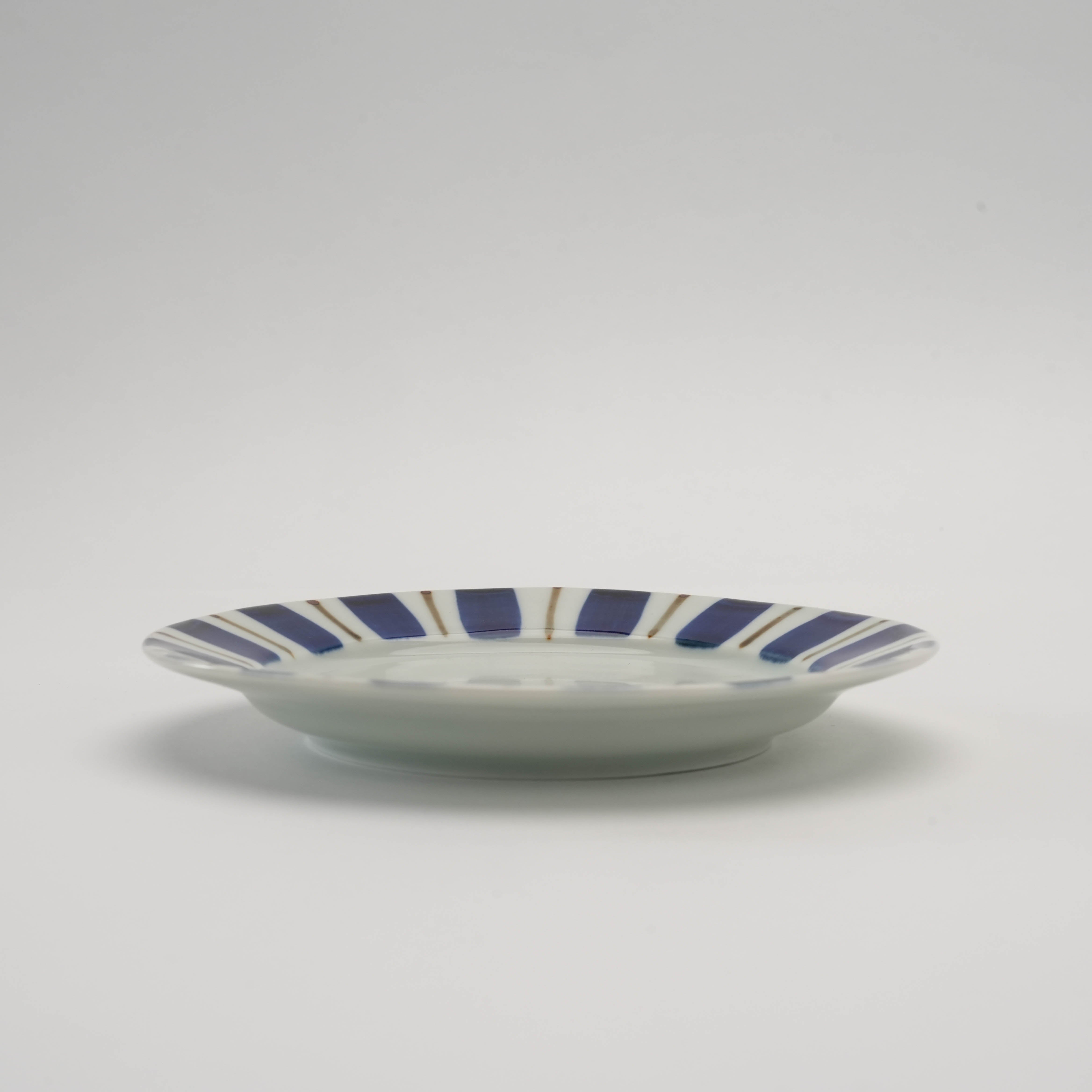 Side profile of Arita Gosu Plate - Tokusa Design φ15.5cm highlighting its shallow depth and elegant porcelain form for refined table settings.