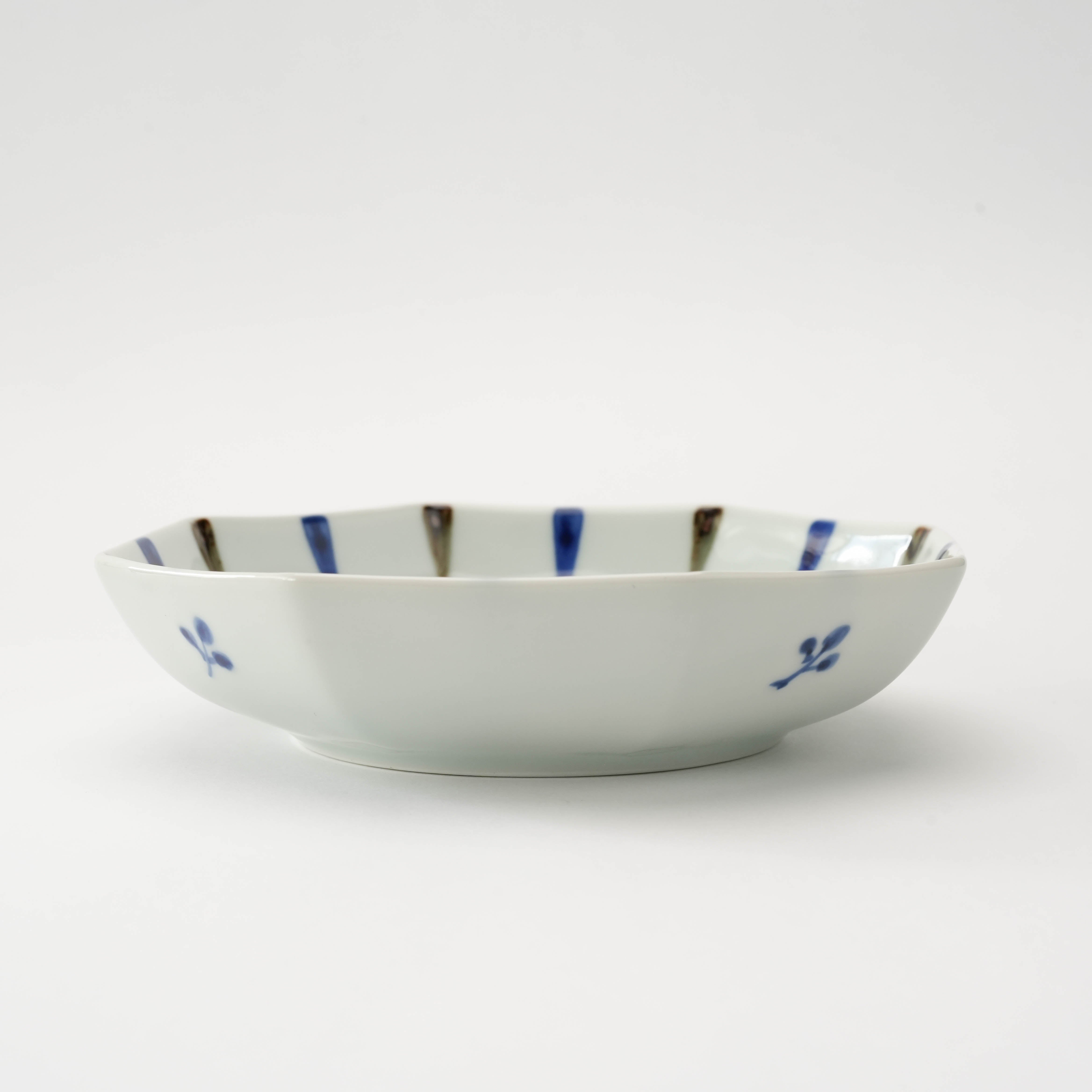 Side profile of Arita Ware Minori Plate - Octagonal design with subtle blue floral patterns, perfect for stylish Japanese sideware presentation.