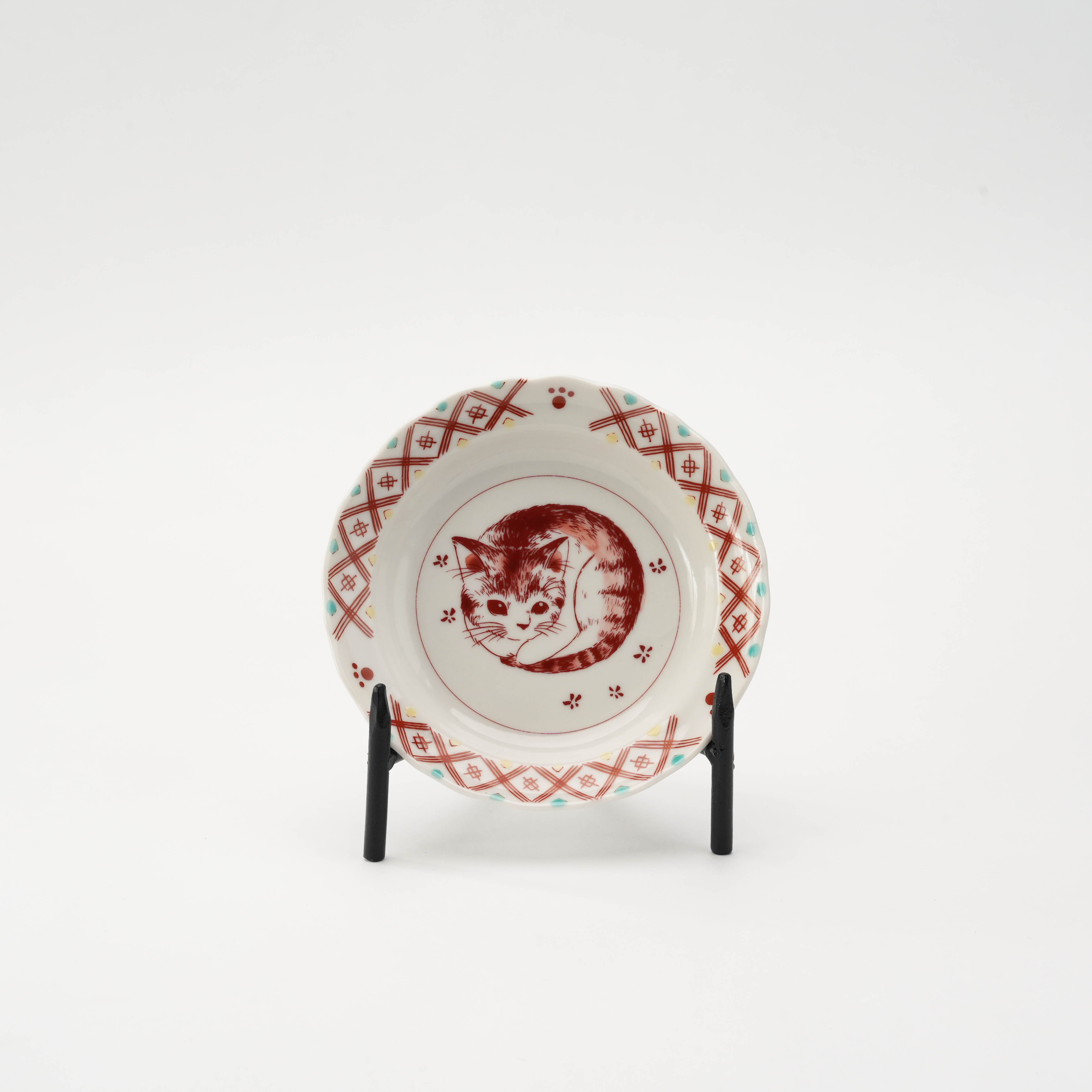 Single plate from Kutani Ware Cat Mini Set-Small Plate Set with curled kitten illustration and red geometric border, perfect for small servings.