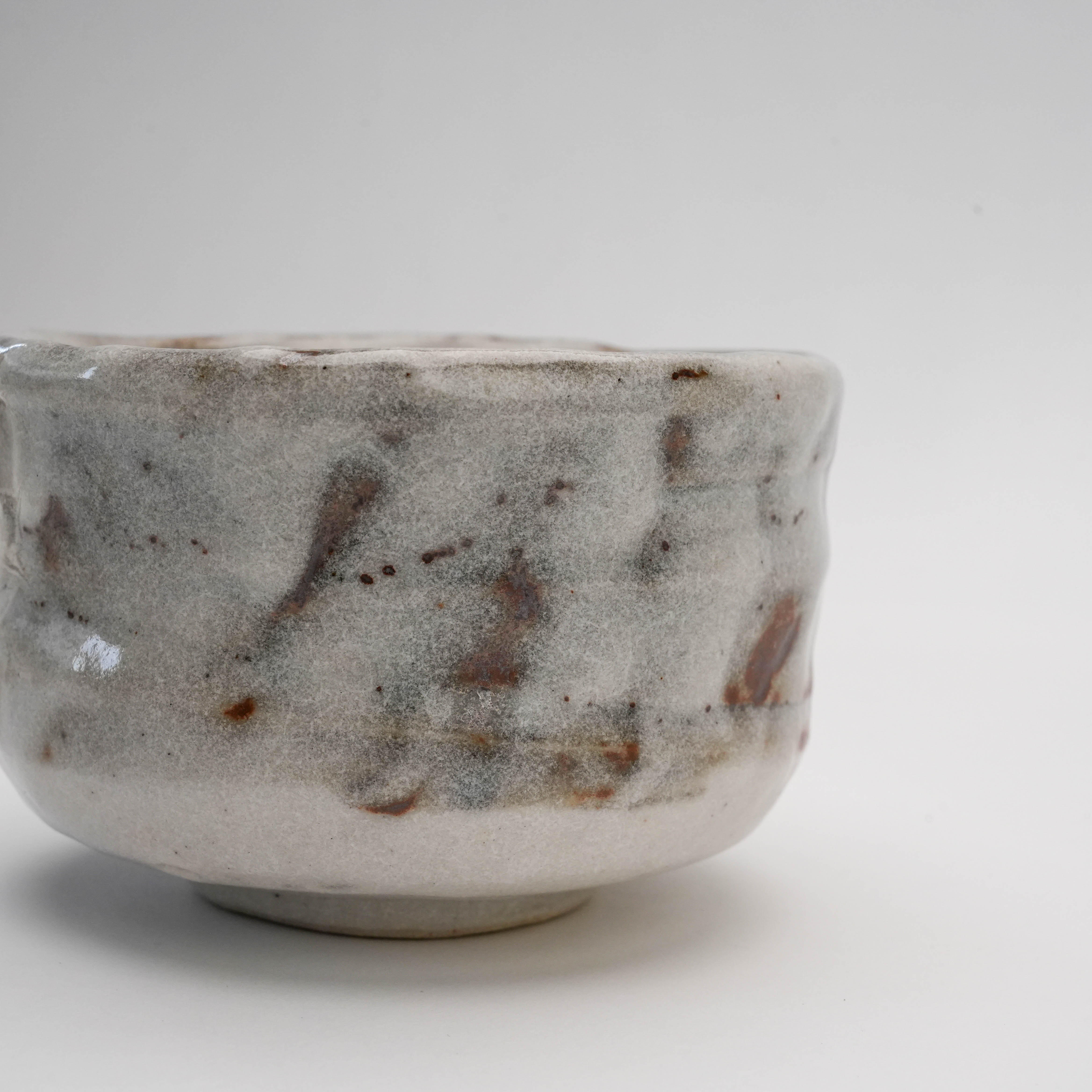 Close-up of Mino Ware Nodate Oni-Shino Matcha Bowl highlighting the artisanal glaze details and rustic finish, ideal for tea lovers and collectors.