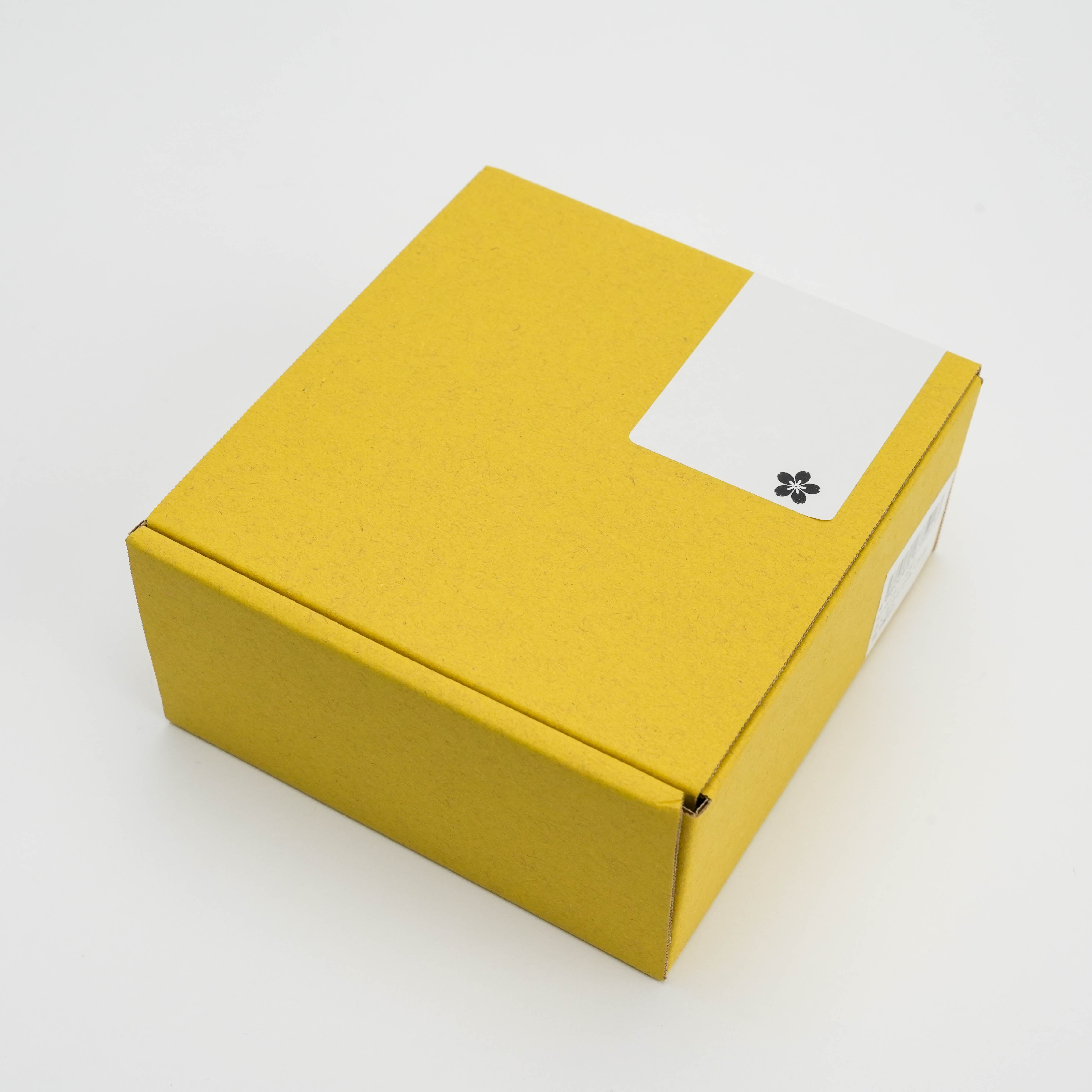 Yellow packaging box for Sakura Plate Set - Mino Ware Petal, perfect for gifting or elegant kitchen storage.