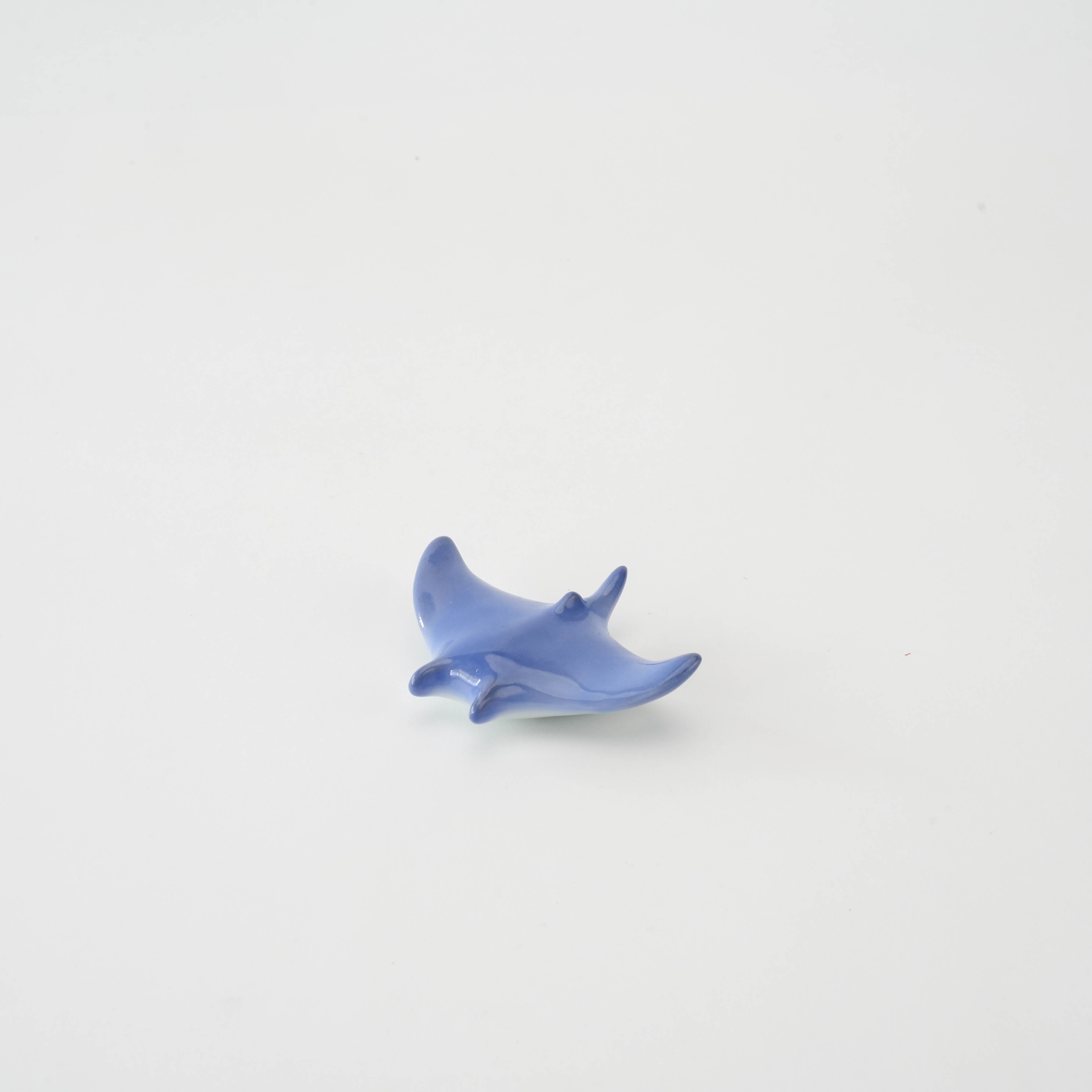 Ocean blue Arita porcelain manta ray chopstick rest with elegant curves, ideal for enhancing tableware in coastal-themed dining settings.