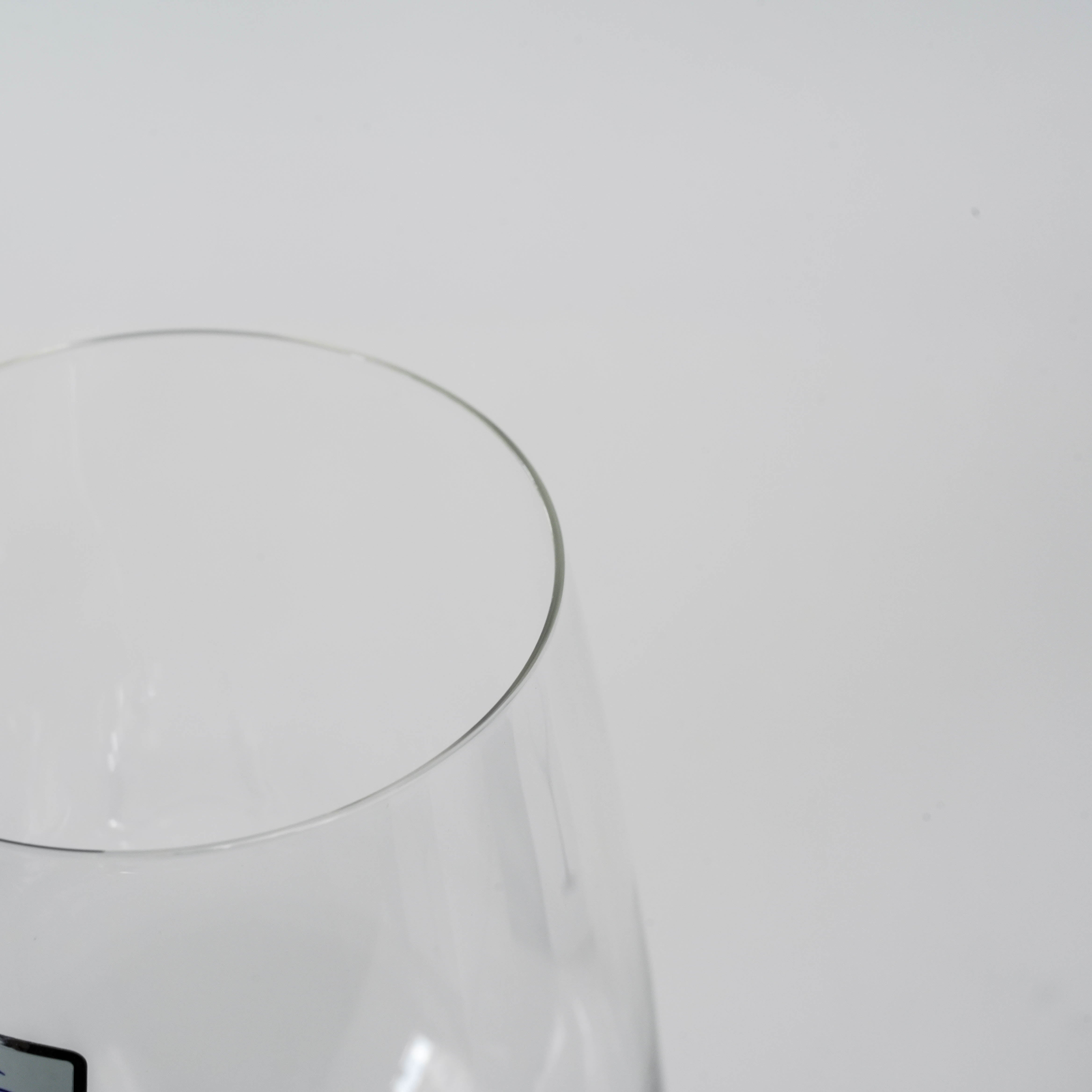 Close-up of Toyo-Sasaki Diamant Wine Glass rim, highlighting fine crystal clarity and smooth finish for premium wine tasting experience.