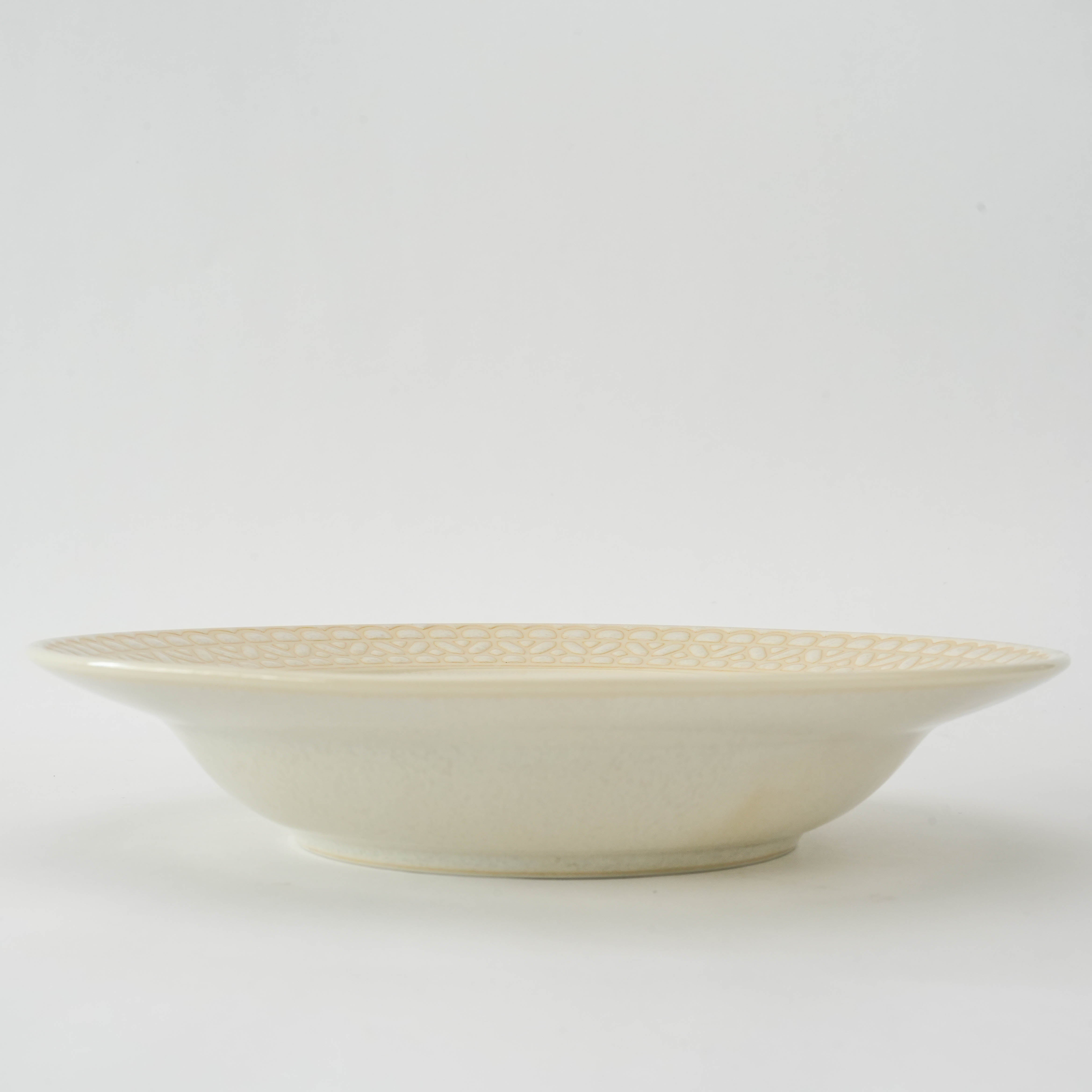 Profile view of Mino Ware Coupe Plate with lace white rim, 23.5 cm diameter, highlighting its smooth glaze and functional coupe shape.