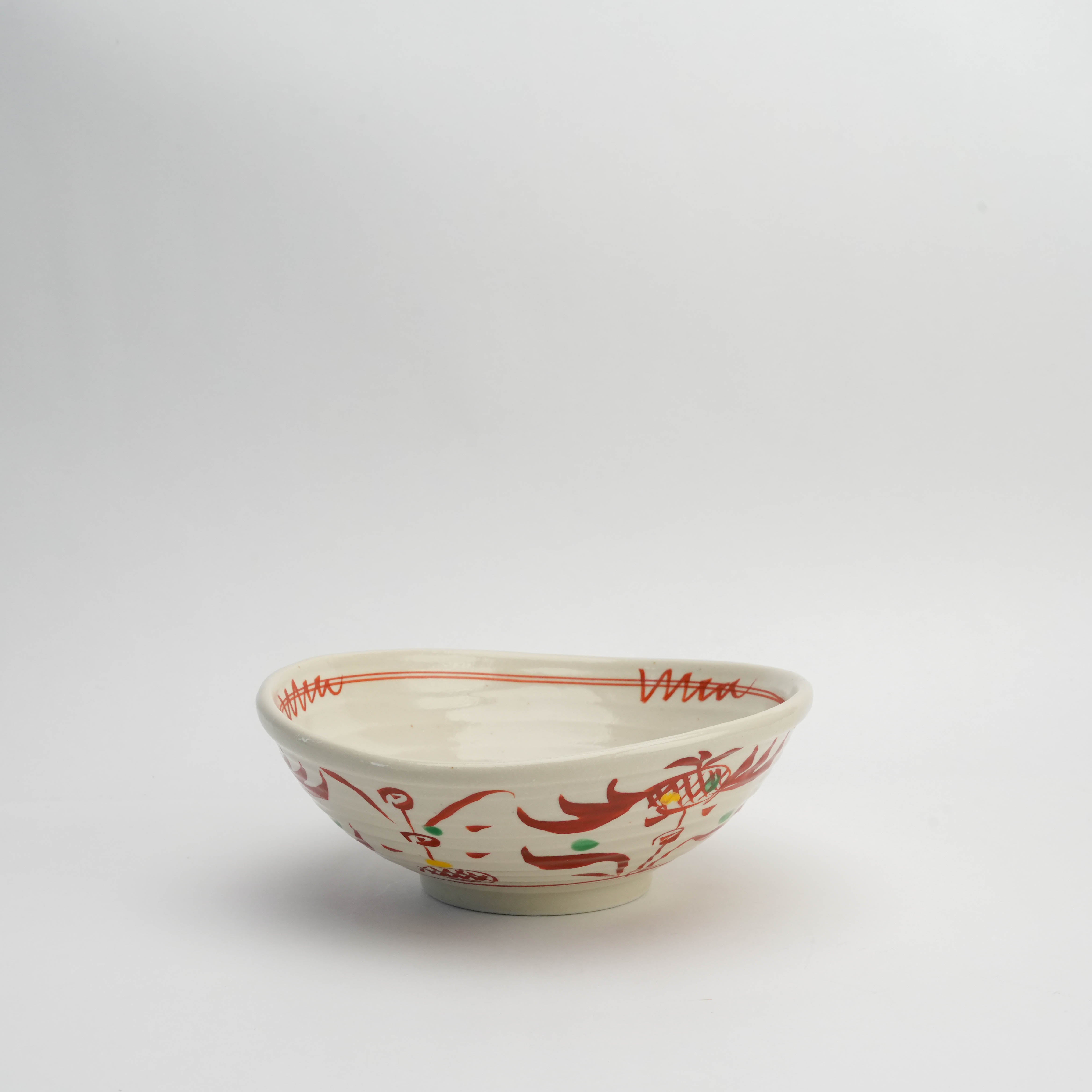 Large Mino Ware Kohiki Bowl featuring a hand-painted twisted form and traditional akae red detailing, perfect for Japanese dining settings.