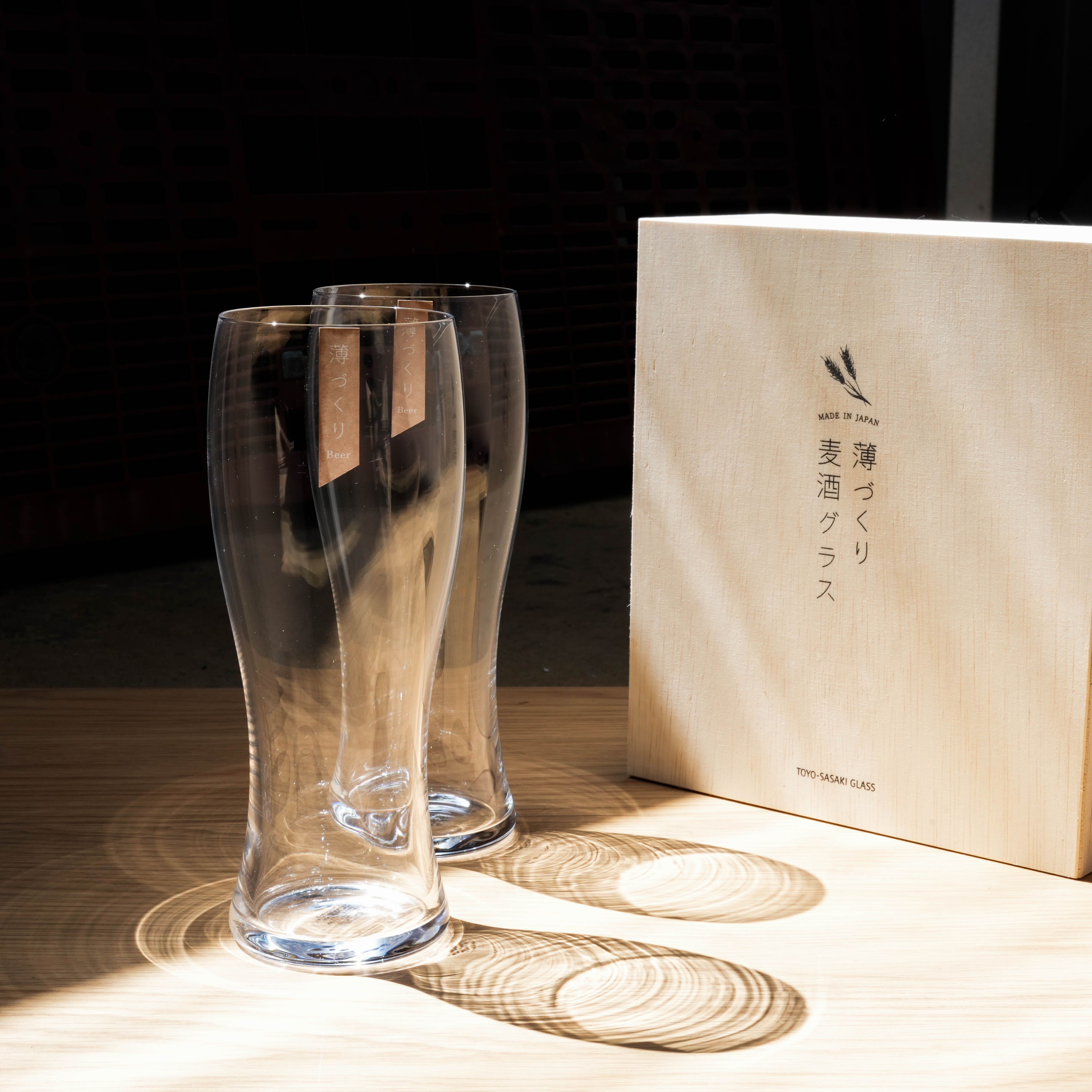Toyo-Sasaki Usurai Beer Glass Gift Set with two glasses and branded wooden box, perfect for stylish beer serving or gifting.