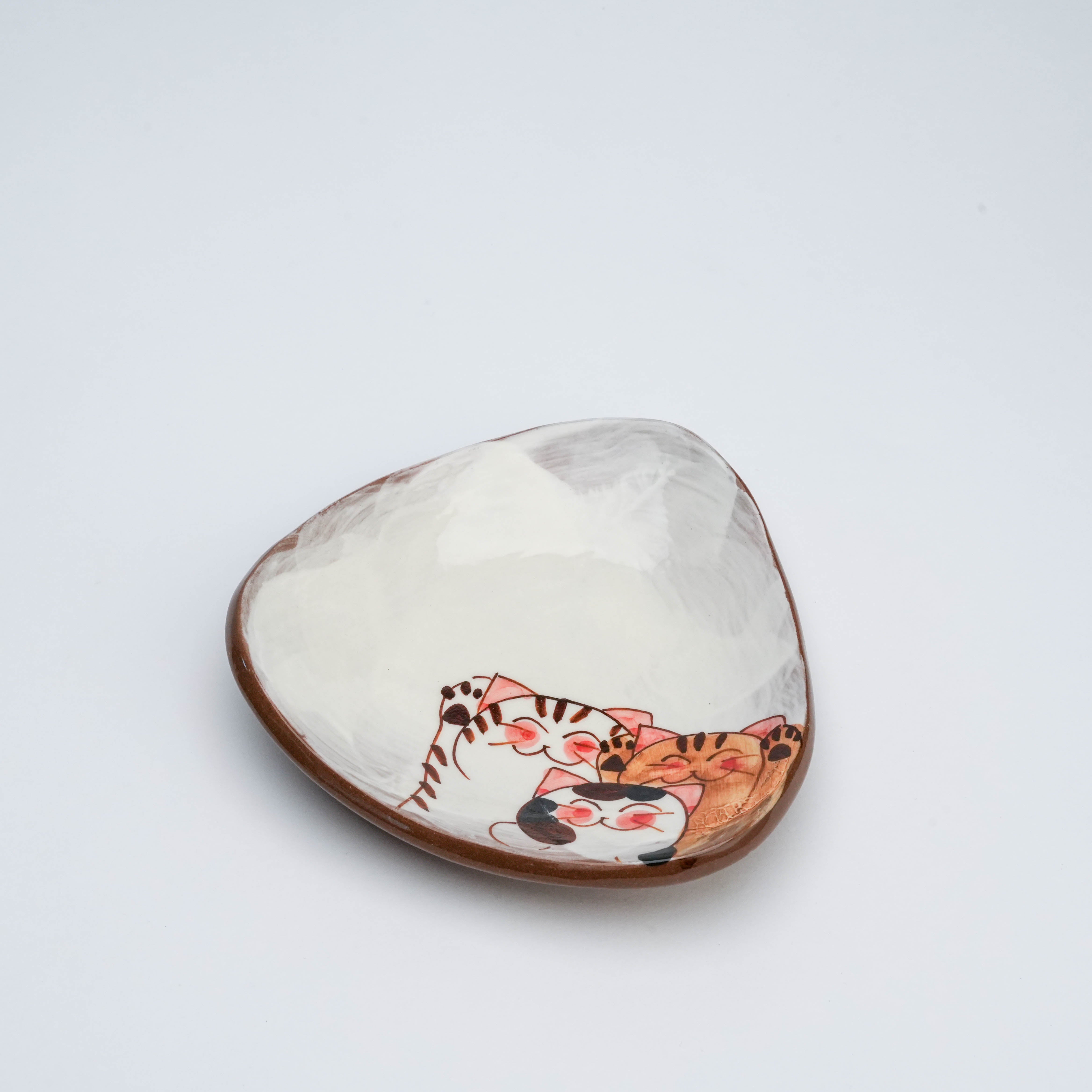 Hasami Ware Three Friendly Cats Triangle Plate