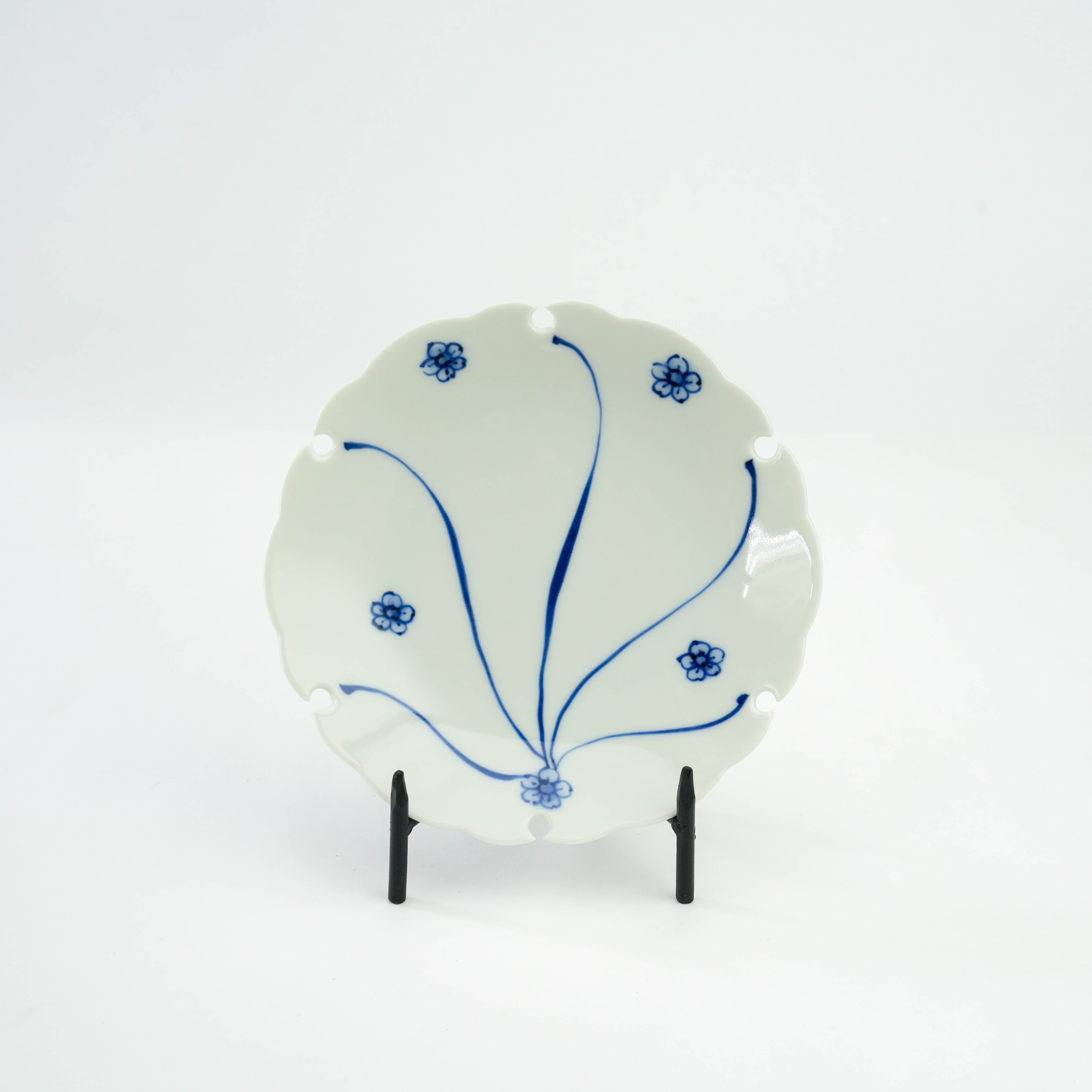 Arita Ware Snow Circle Plate with hand-painted blue plum blossom pattern and scalloped snow-inspired edge, ideal for elegant table settings.