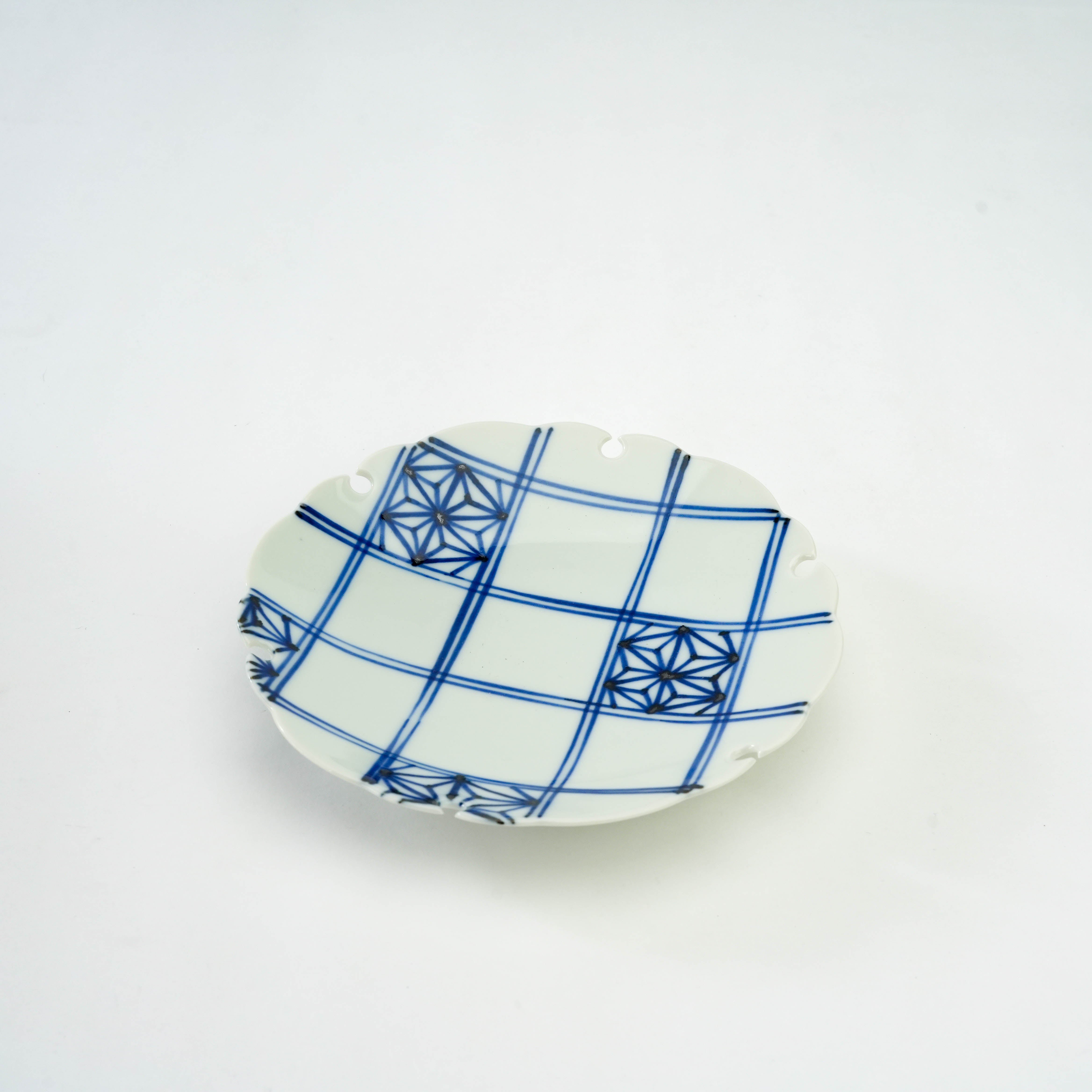 Hand-painted Arita Ware Snow Circle Plate featuring a linen weave pattern and curved rim, perfect for elegant table settings or gifting.