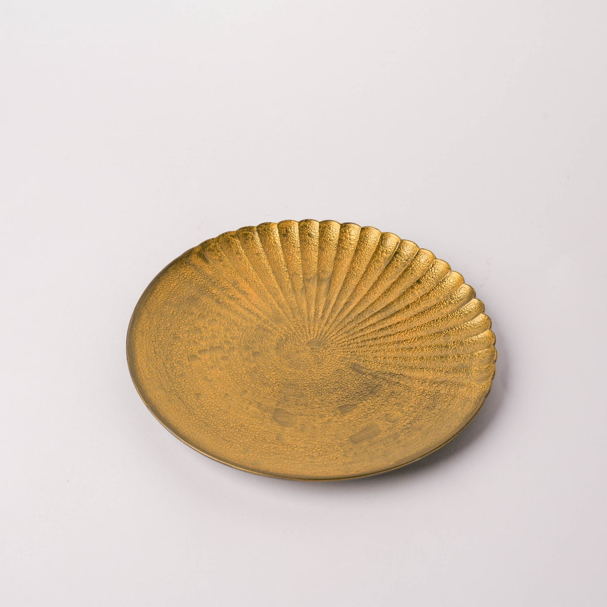Zoomed-in image of the gold bubble pattern on a ceramic plate with scalloped edge, showcasing traditional Japanese craftsmanship