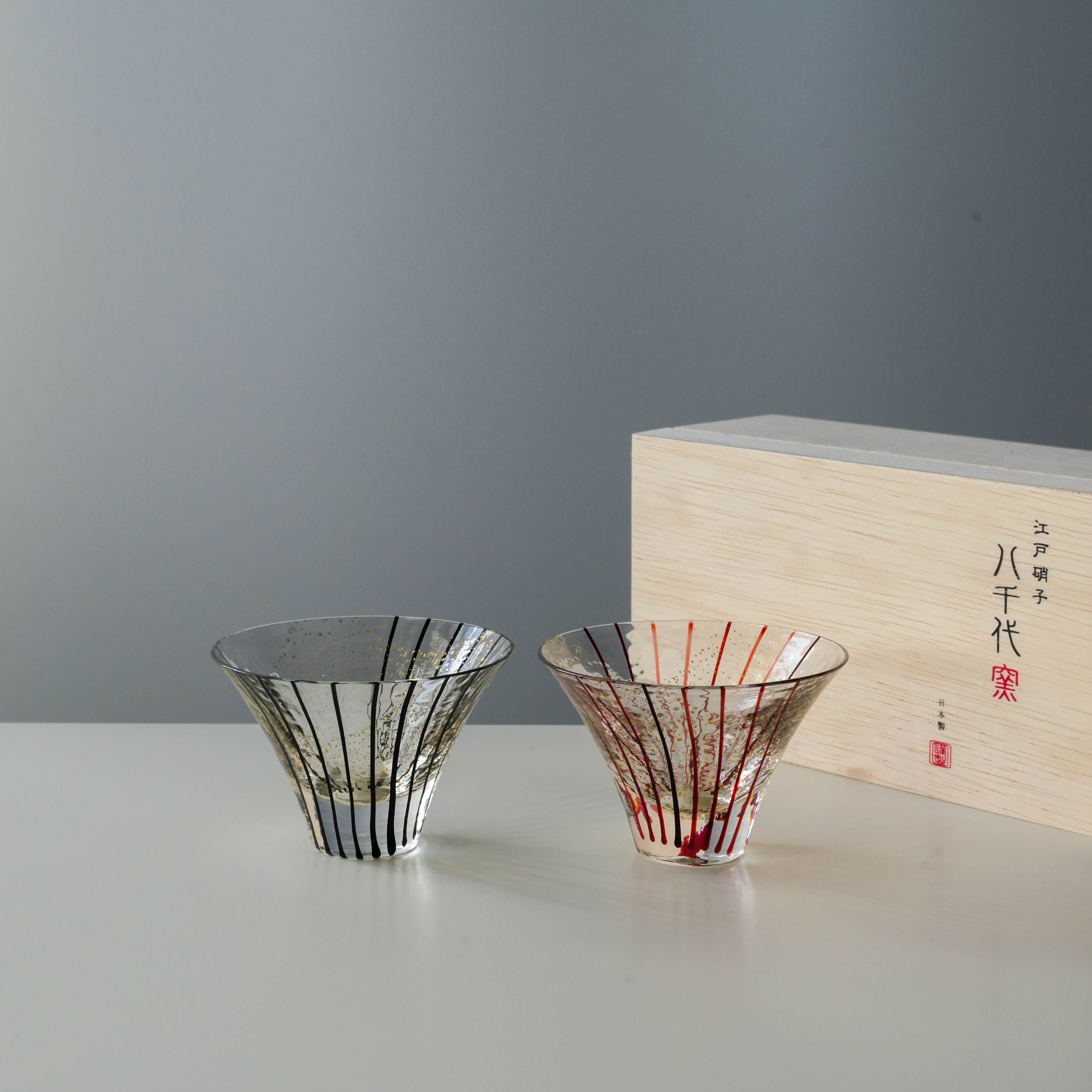 Toyo-Sasaki Yachiyogama Sake Cup Set Tsukimi Black/Hanami Akane Red Set of 2