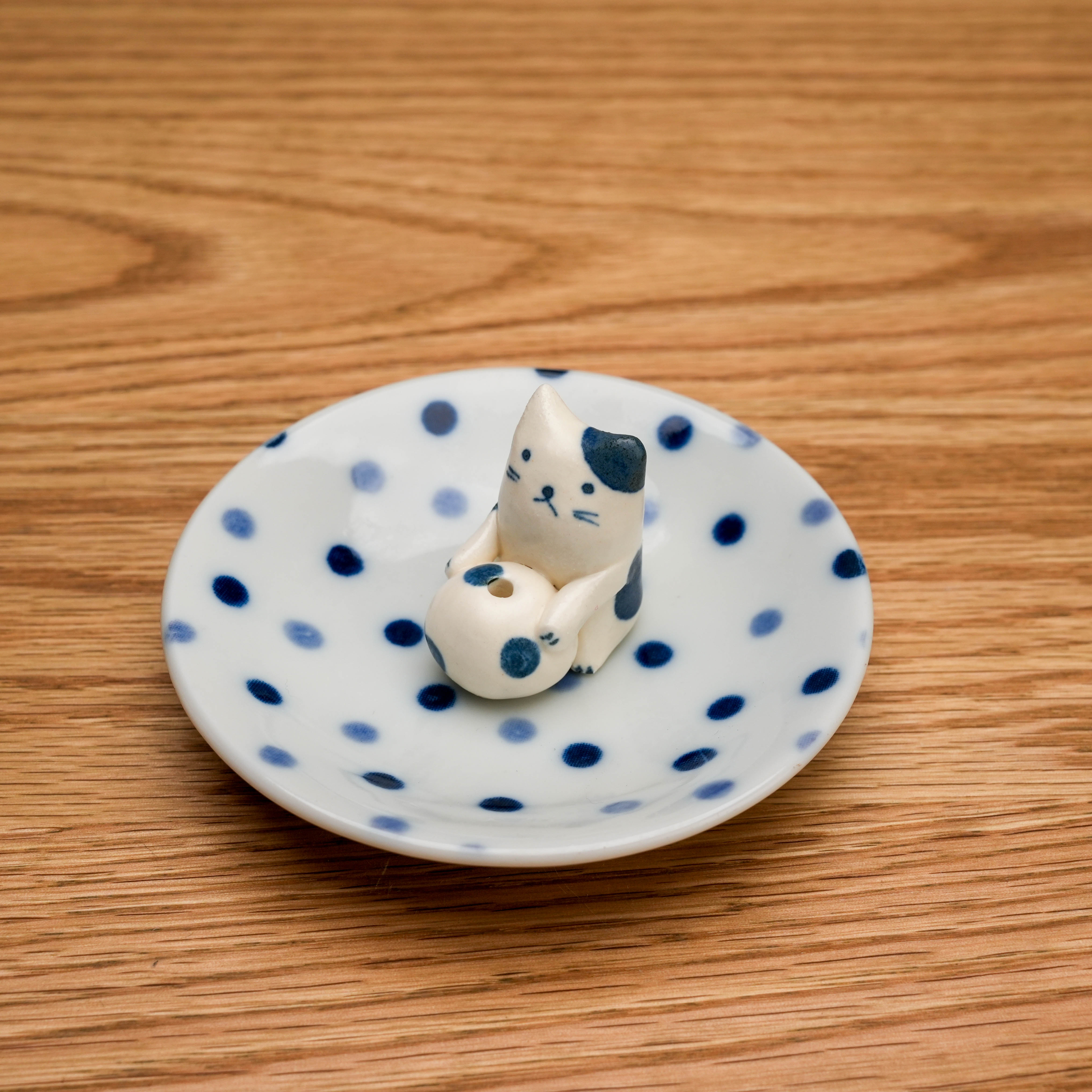 Dyed Dotted Cat Incense Holder