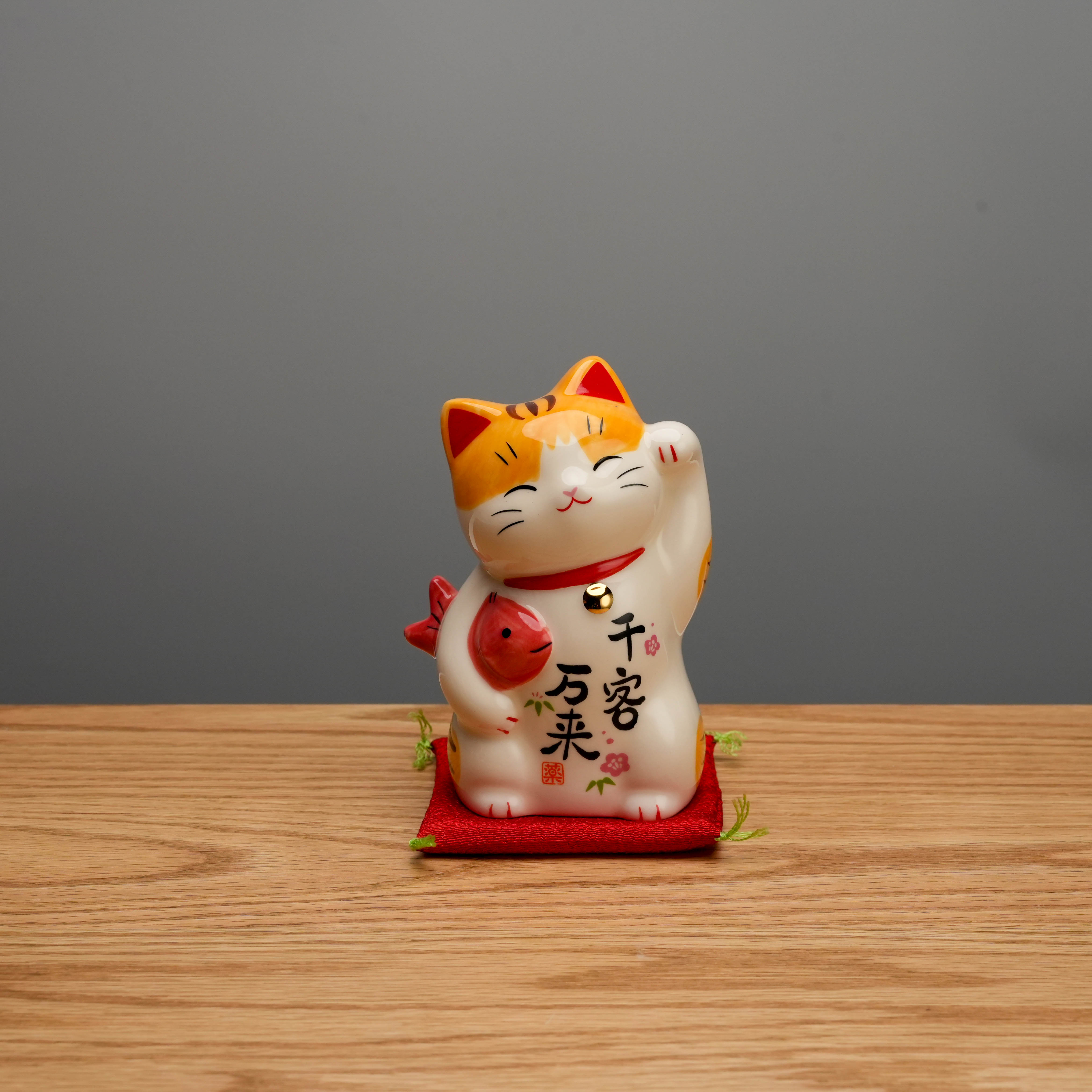 Yakushigama Thousands Guests Beckoning Cat