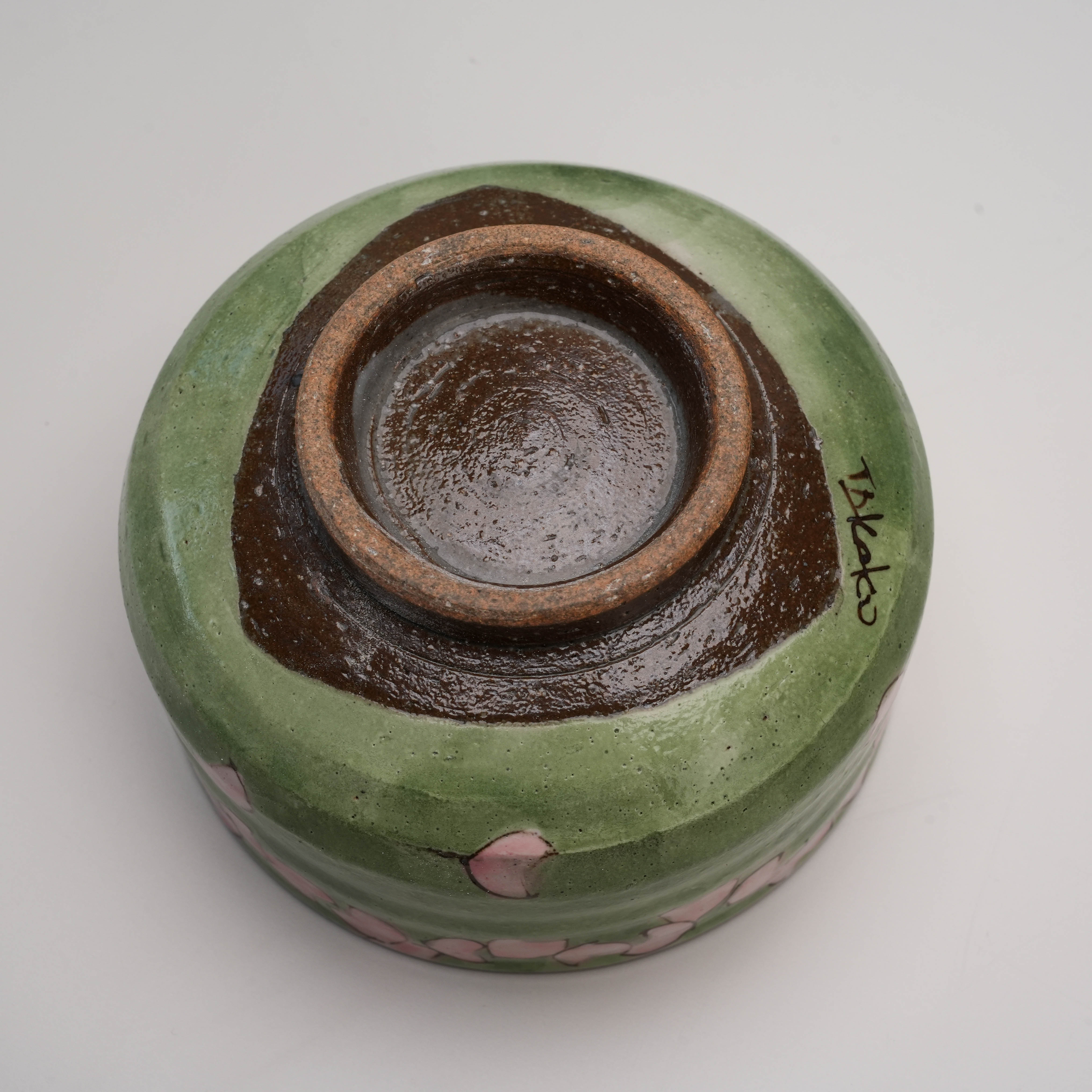Bottom view of Kutani Ware Matcha Bowl showing artist signature and unglazed foot, highlighting traditional Japanese ceramic techniques.
