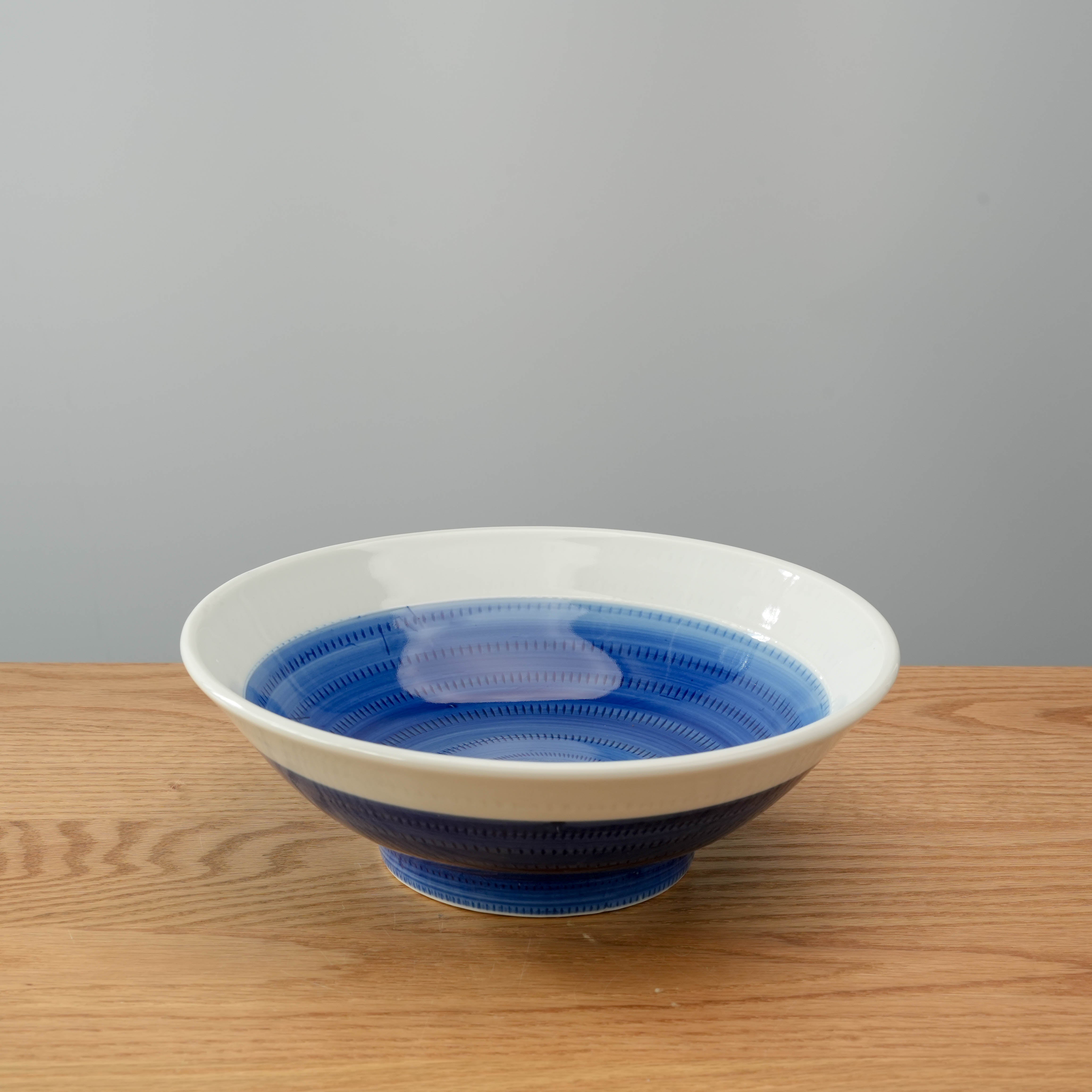 Mino Ware Tochiri Bowl - Donburi with elegant blue brush pattern, 25 cm wide, ideal for serving ramen or salads in Japanese-style dining.
