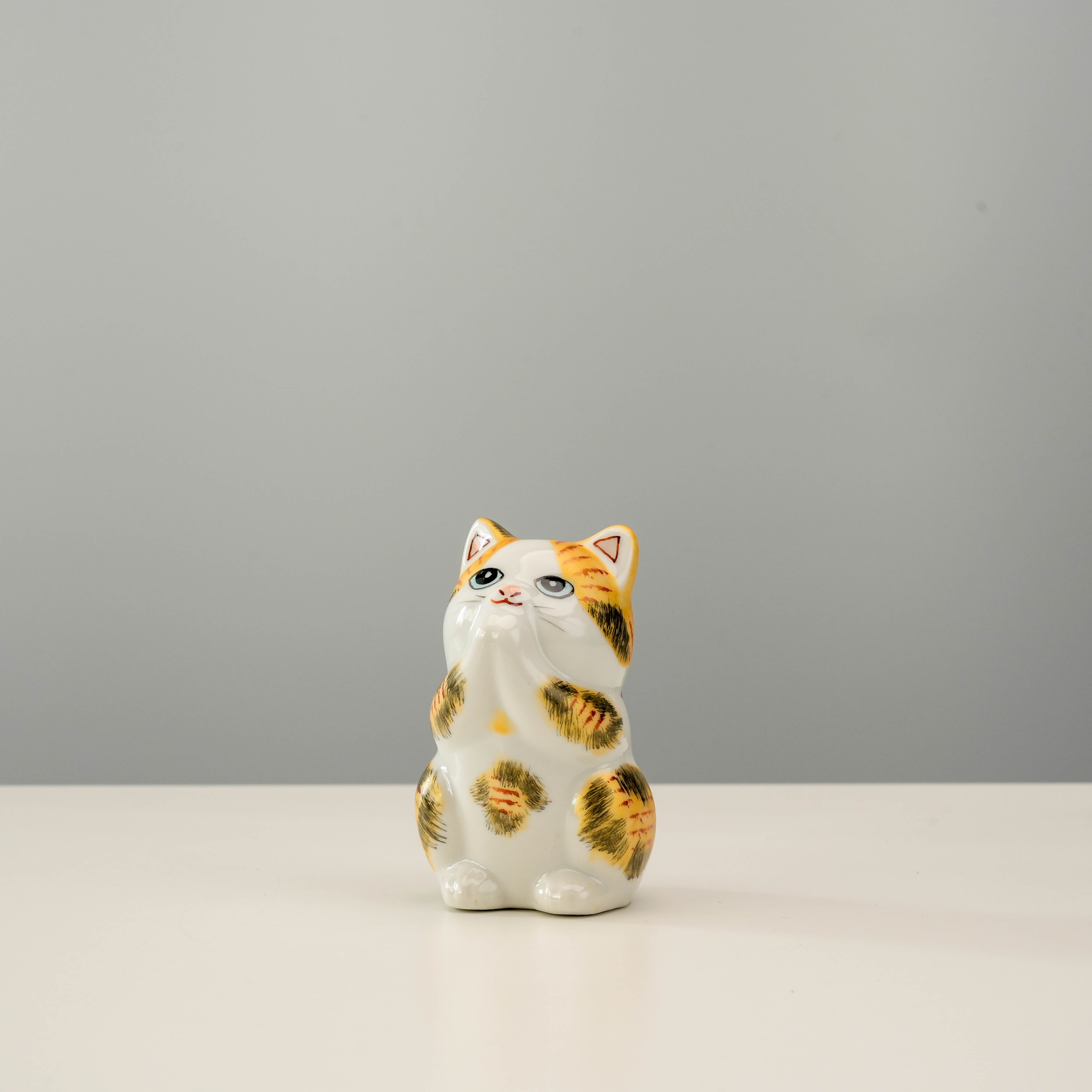Kutani Ware Cat Ornament – Calico Begging Cat with Gold Detailing