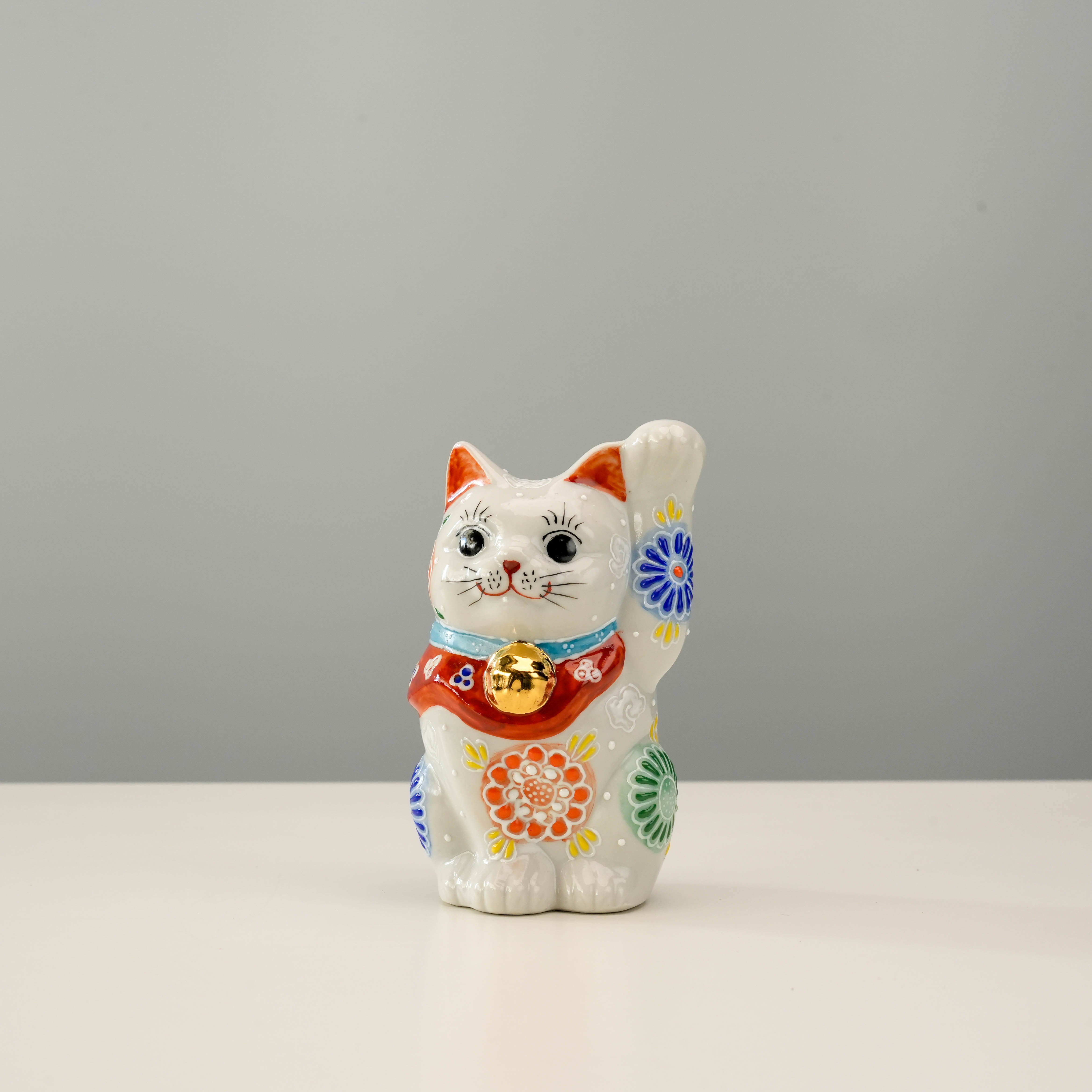 Kutani Ware Cat Ornament – White Floral