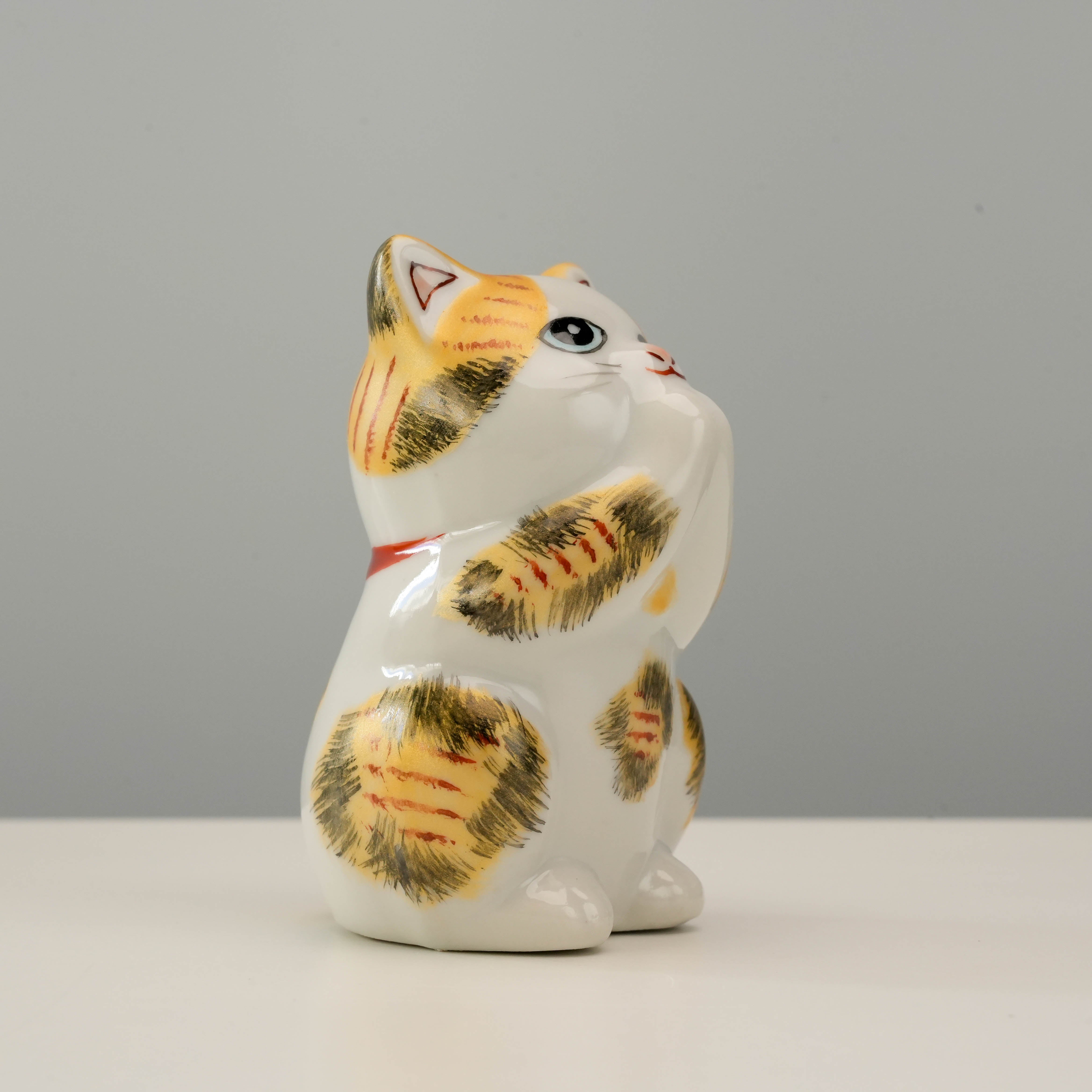 Kutani Ware Cat Ornament – Calico Begging Cat with Gold Detailing