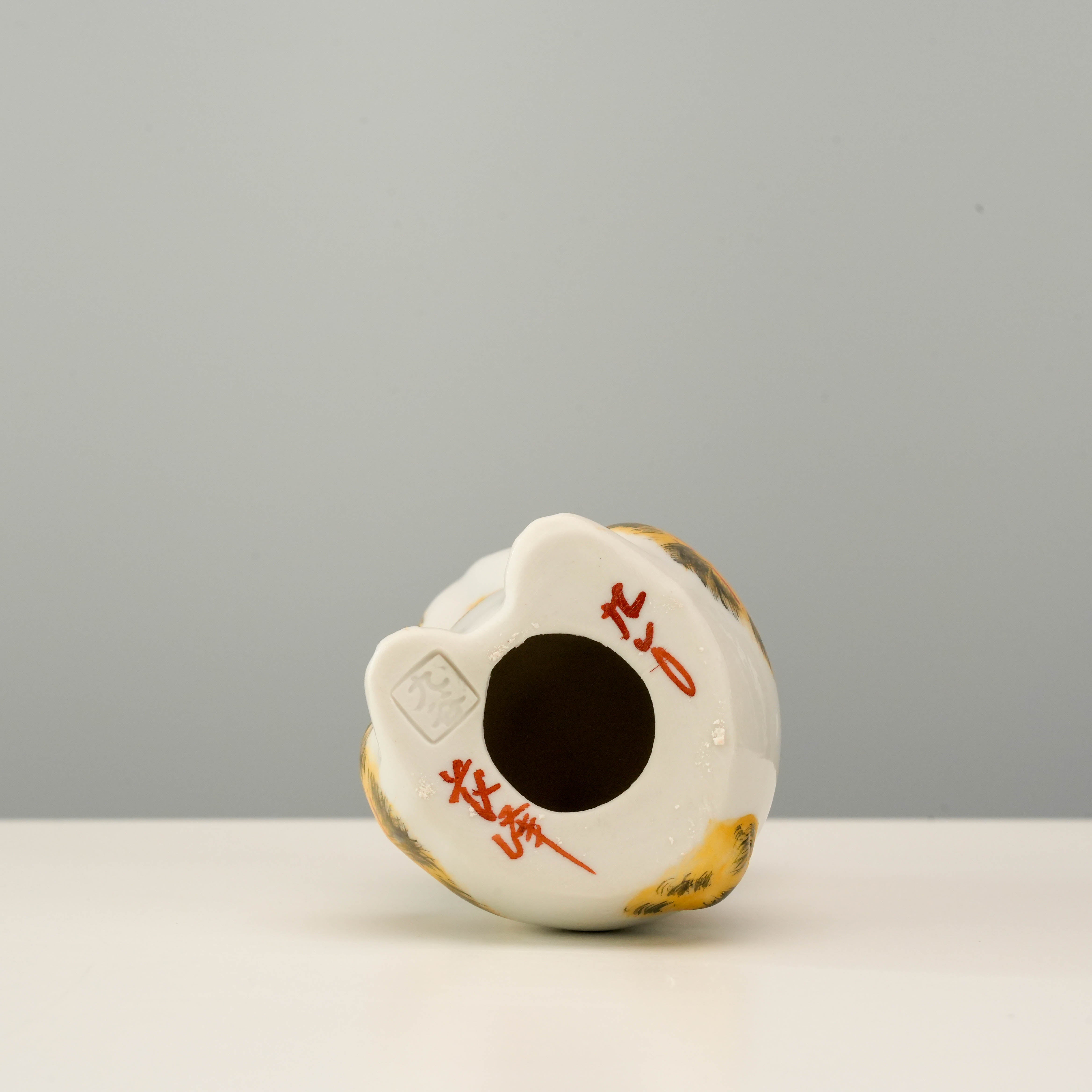 Kutani Ware Cat Ornament – Calico Begging Cat with Gold Detailing