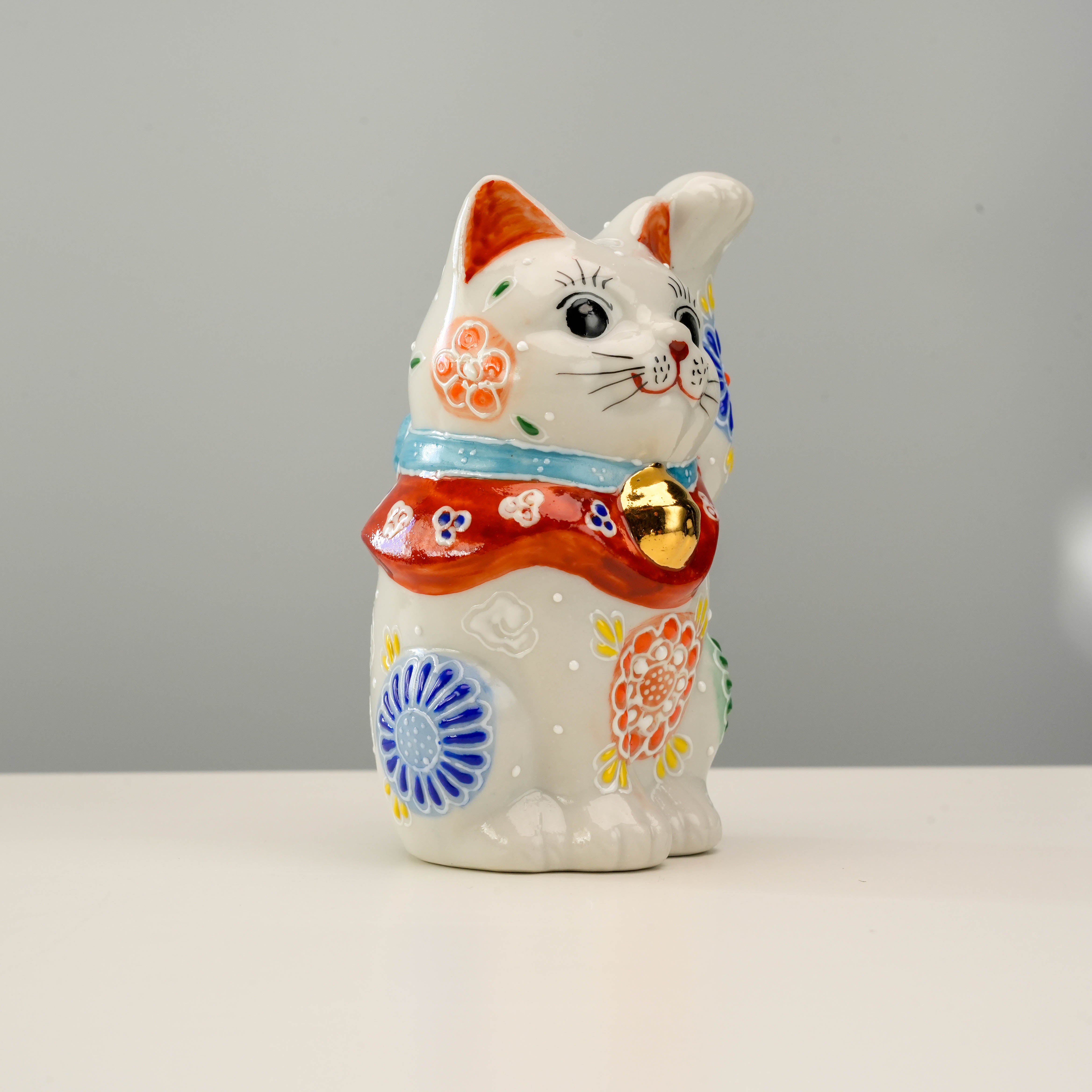 Kutani Ware Cat Ornament – White Floral