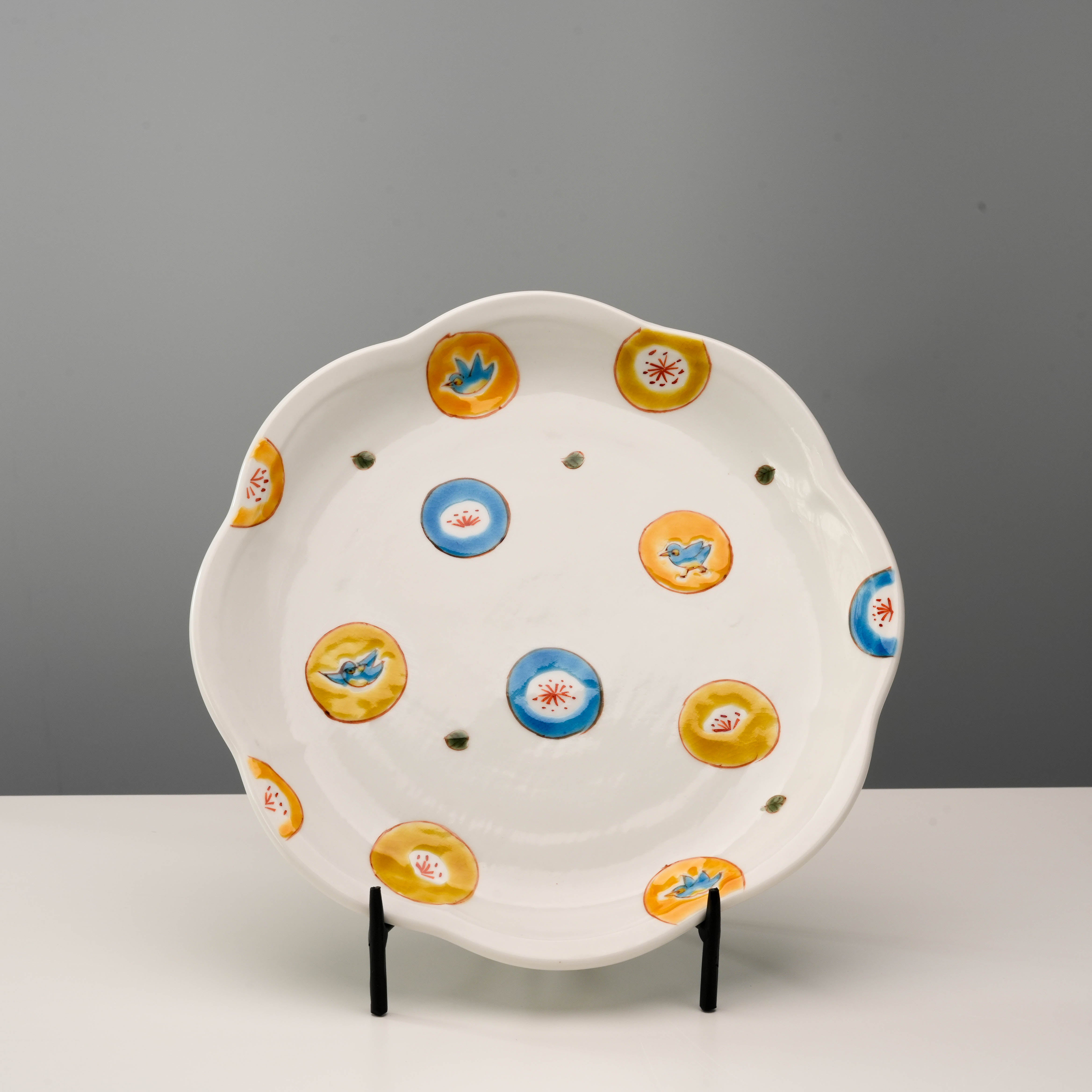 Kutani Ware Serving Plate – Marumon Mizutama with scalloped edges and colorful bird and floral motifs in blue, orange, and red. Ideal for desserts or shared dishes.