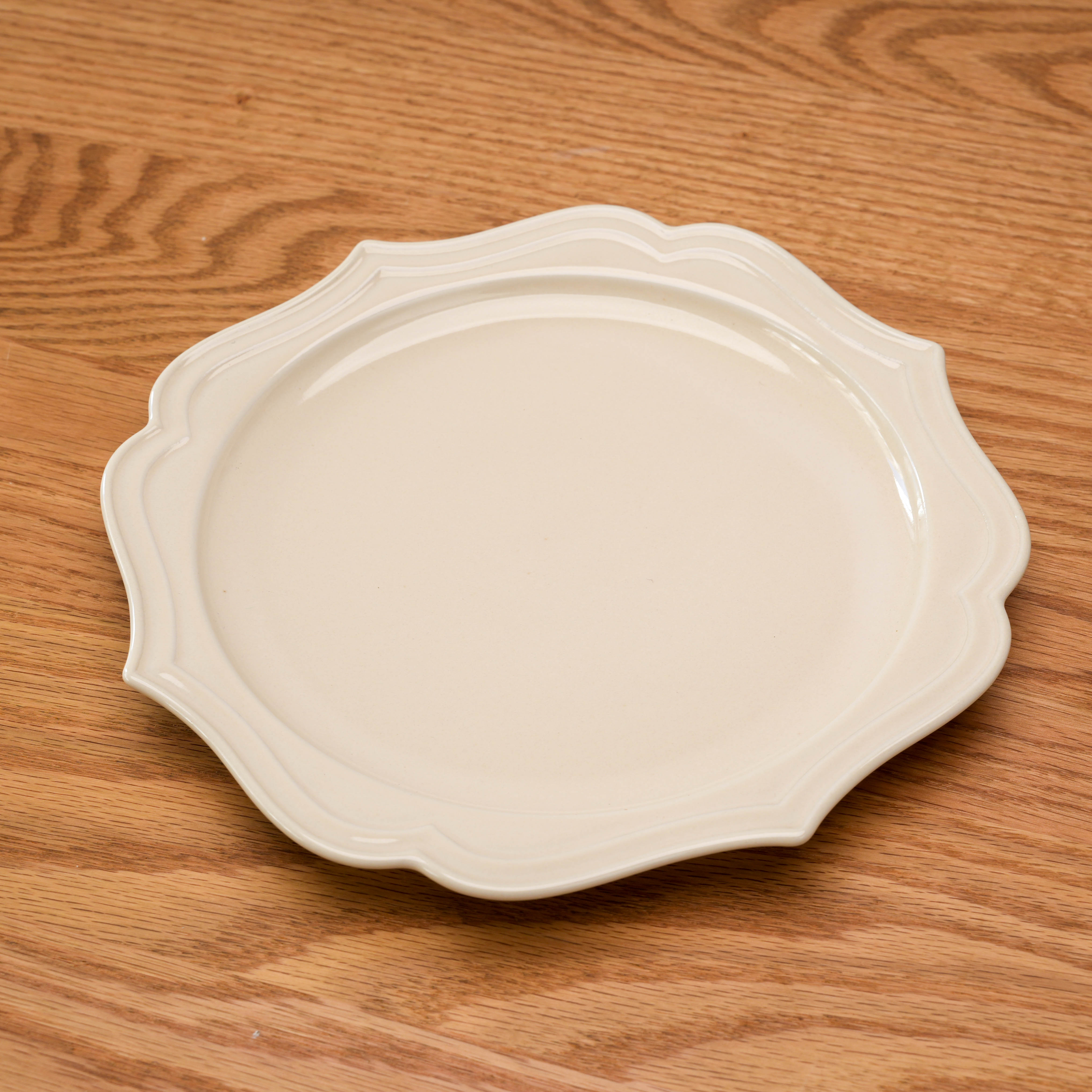 Mino Ware Helsinki Namako Beige Round Plate, 23cm with scalloped edge, shown flat on wood table. Perfect for modern minimalist tableware.