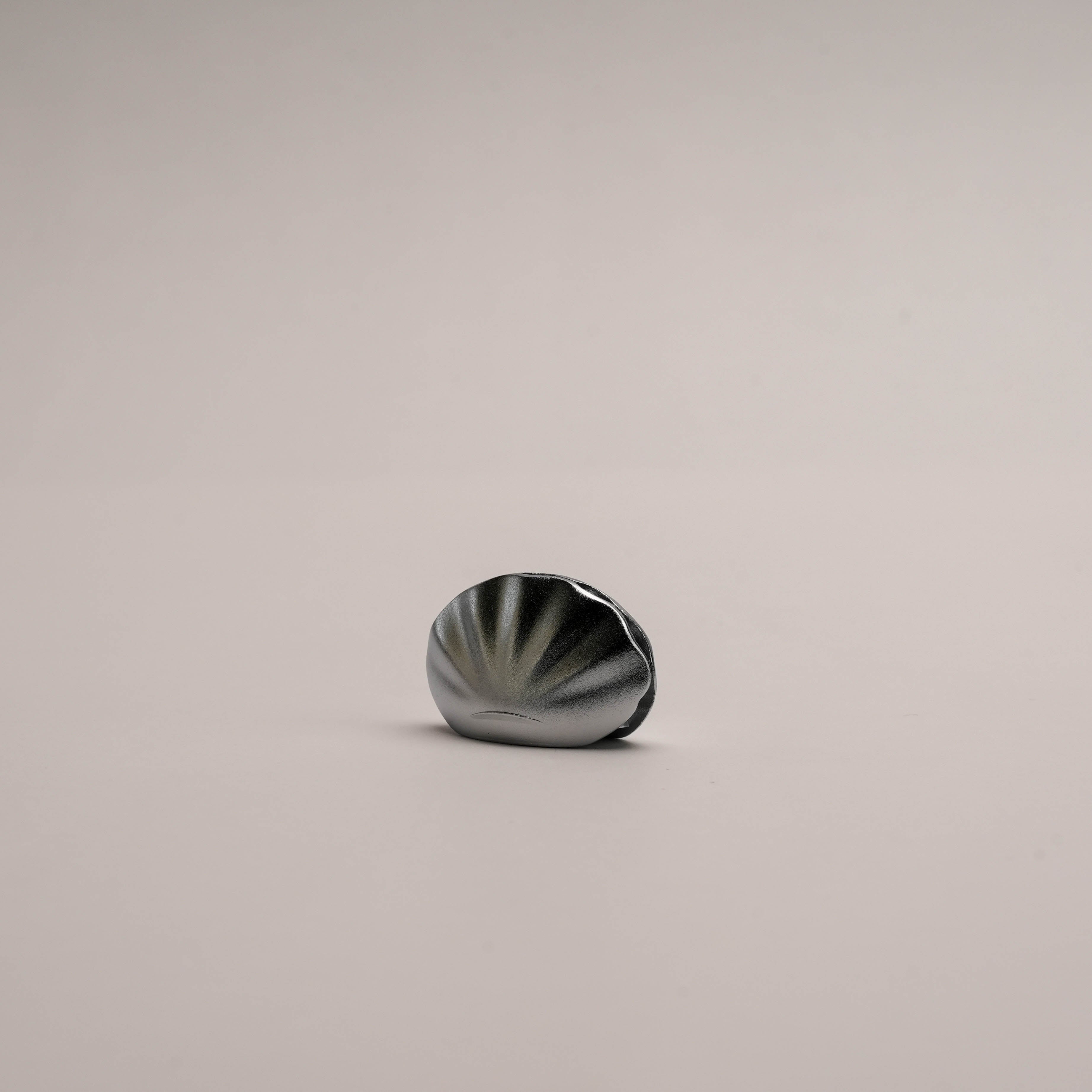 Kolip Shell Incense Holder in matte silver finish, designed by Shoyeido with a clamshell-inspired form for modern home fragrance decor.