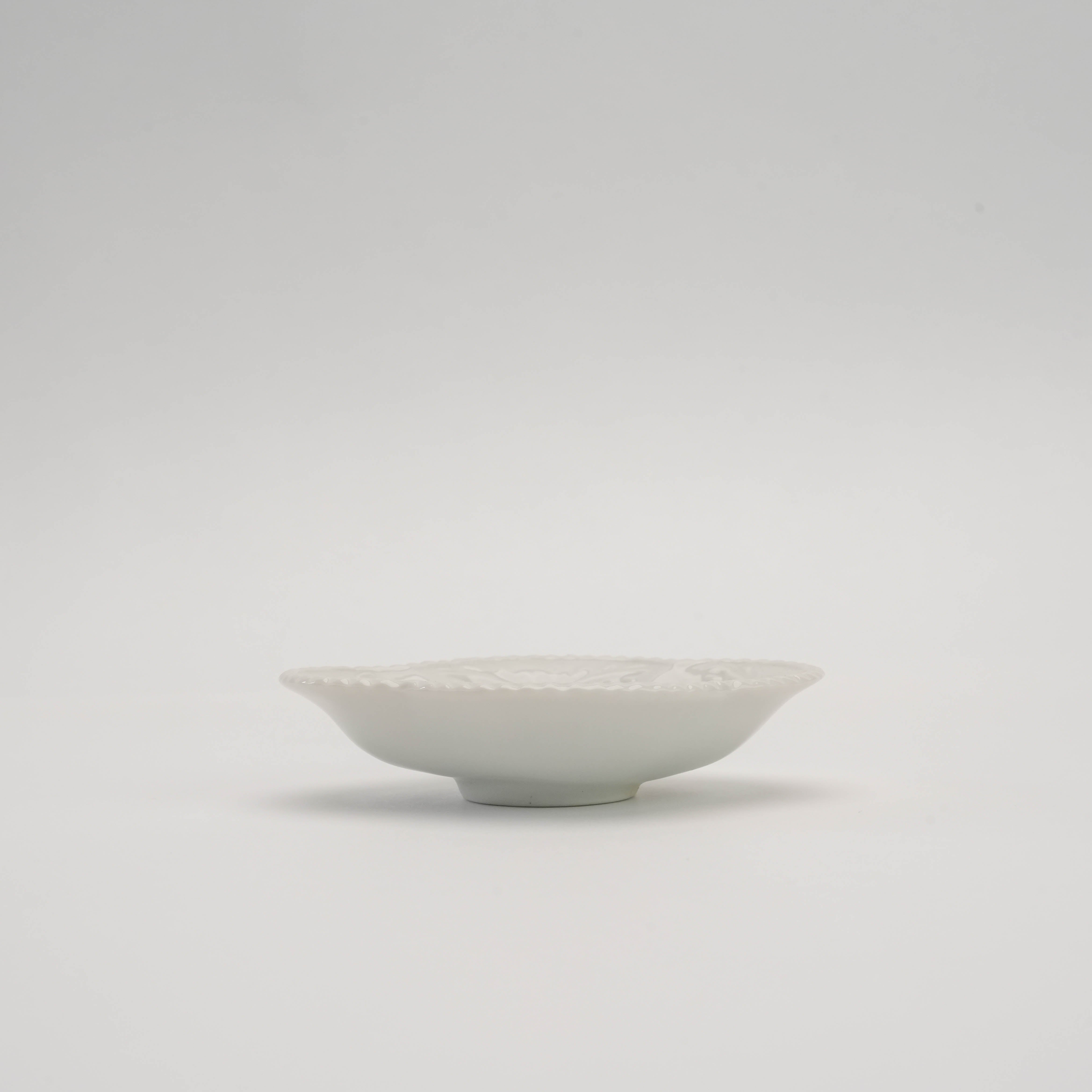 Side profile of white Arita Ware Quince-shaped dish with subtle curves and raised foot. Combines traditional Japanese design with modern elegance.
