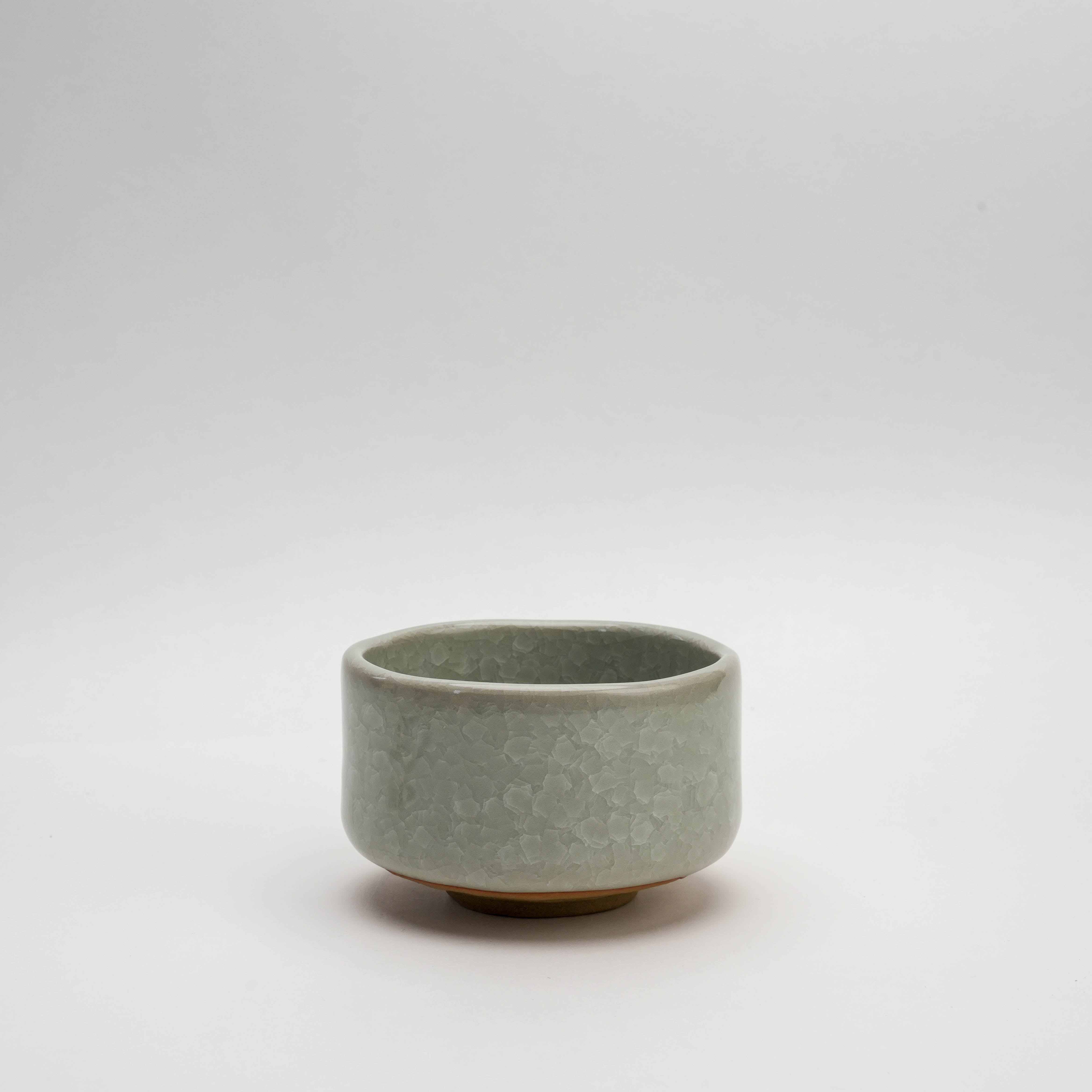Mino Ware Matcha Bowl - White Kan-iri with icy crackle glaze and rounded form, ideal for tea rituals and ceremonies.