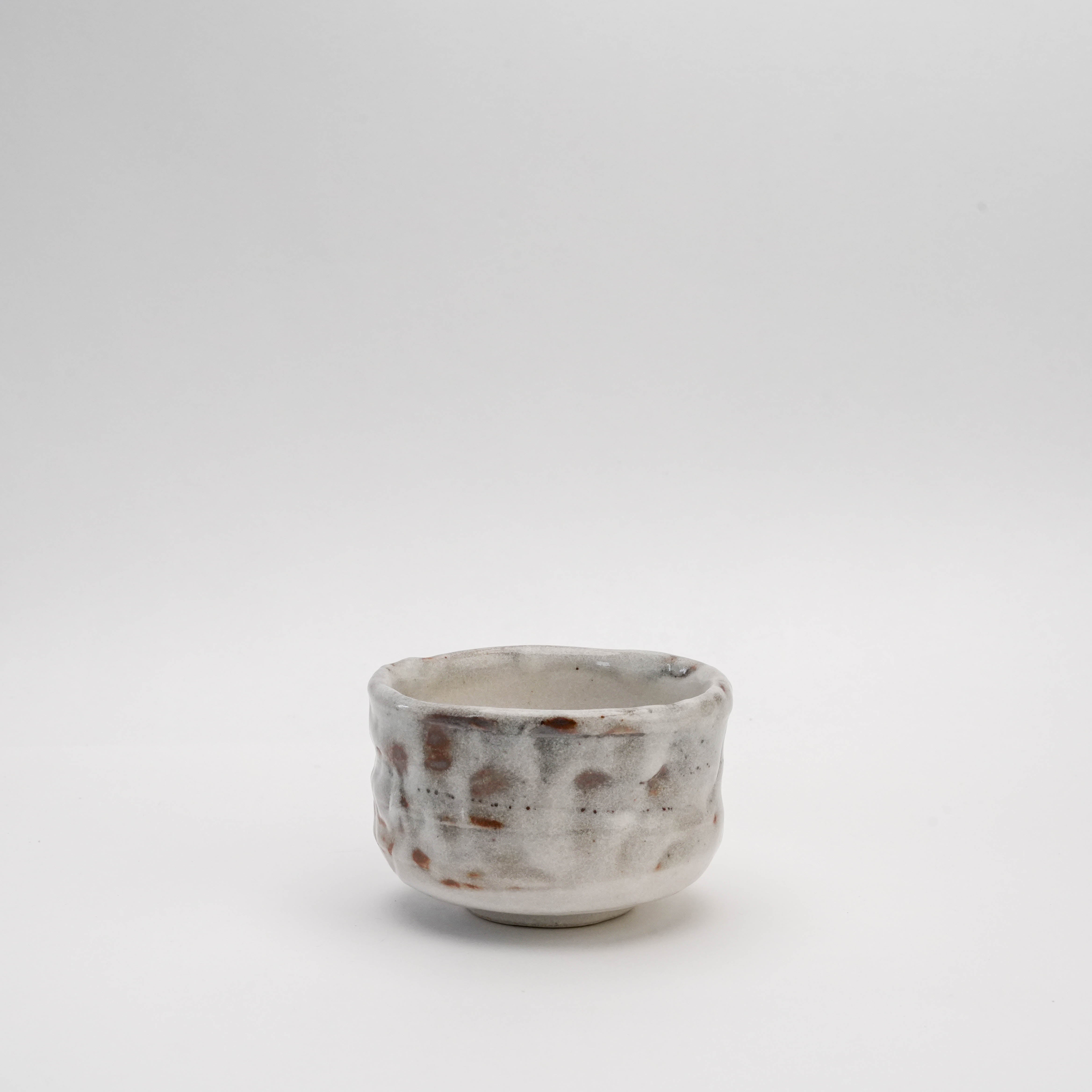 Mino Ware Matcha Bowl - Oni-Shino Nodate with rustic white glaze and earthy brown accents, ideal for matcha or espresso in compact settings.