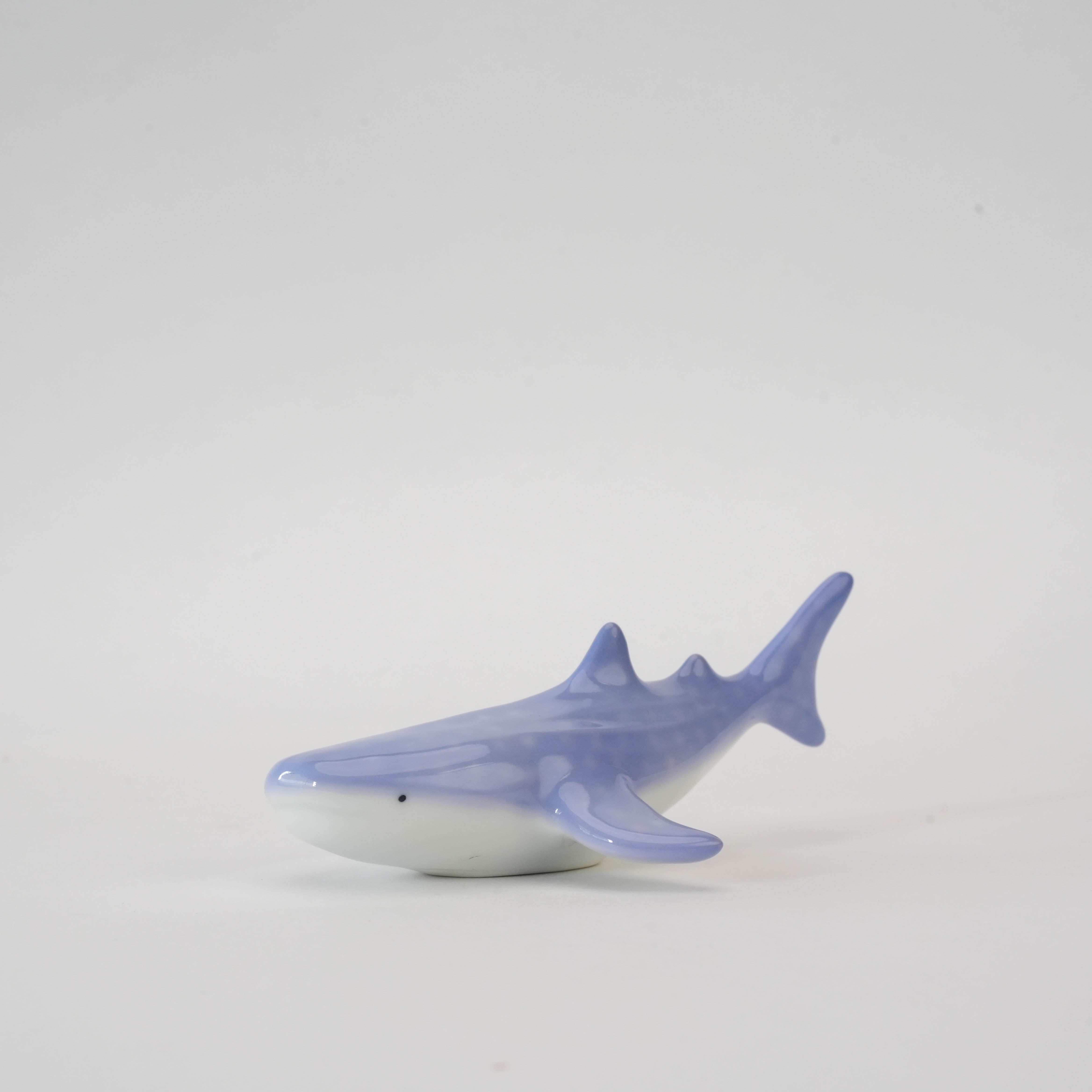 Side view of Arita Ware Whale Shark Chopstick Rest, 100×19mm porcelain accessory for elegant Japanese dining decor.