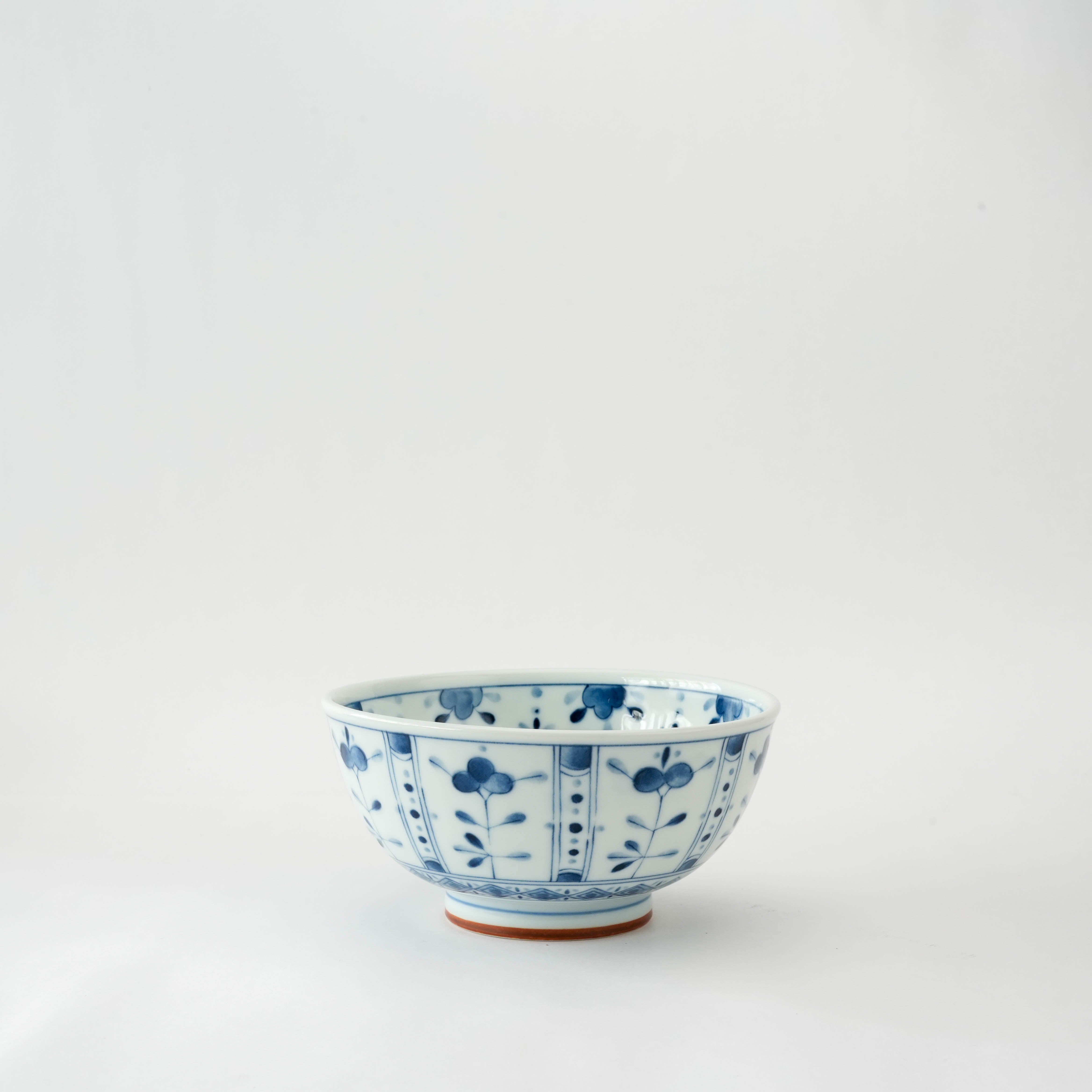 Rin Tachibana Bowl - Donburi Serving with traditional Mino Ware design featuring blue tachibana floral patterns on white porcelain.