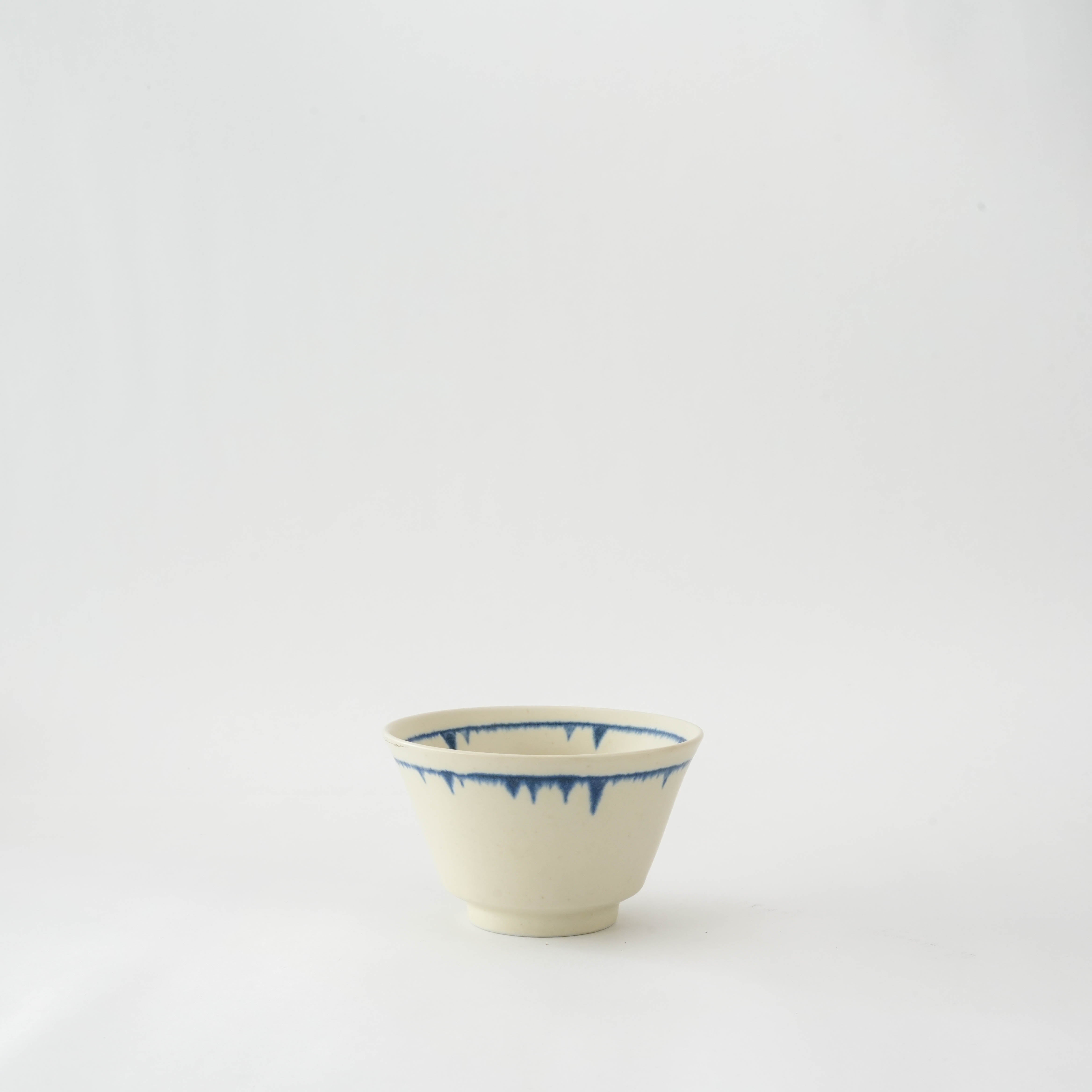 Cream Nagashi Rice Bowl - Mino Ware with traditional blue glaze drips on ivory ceramic, ideal for rice or soup in elegant dining settings.
