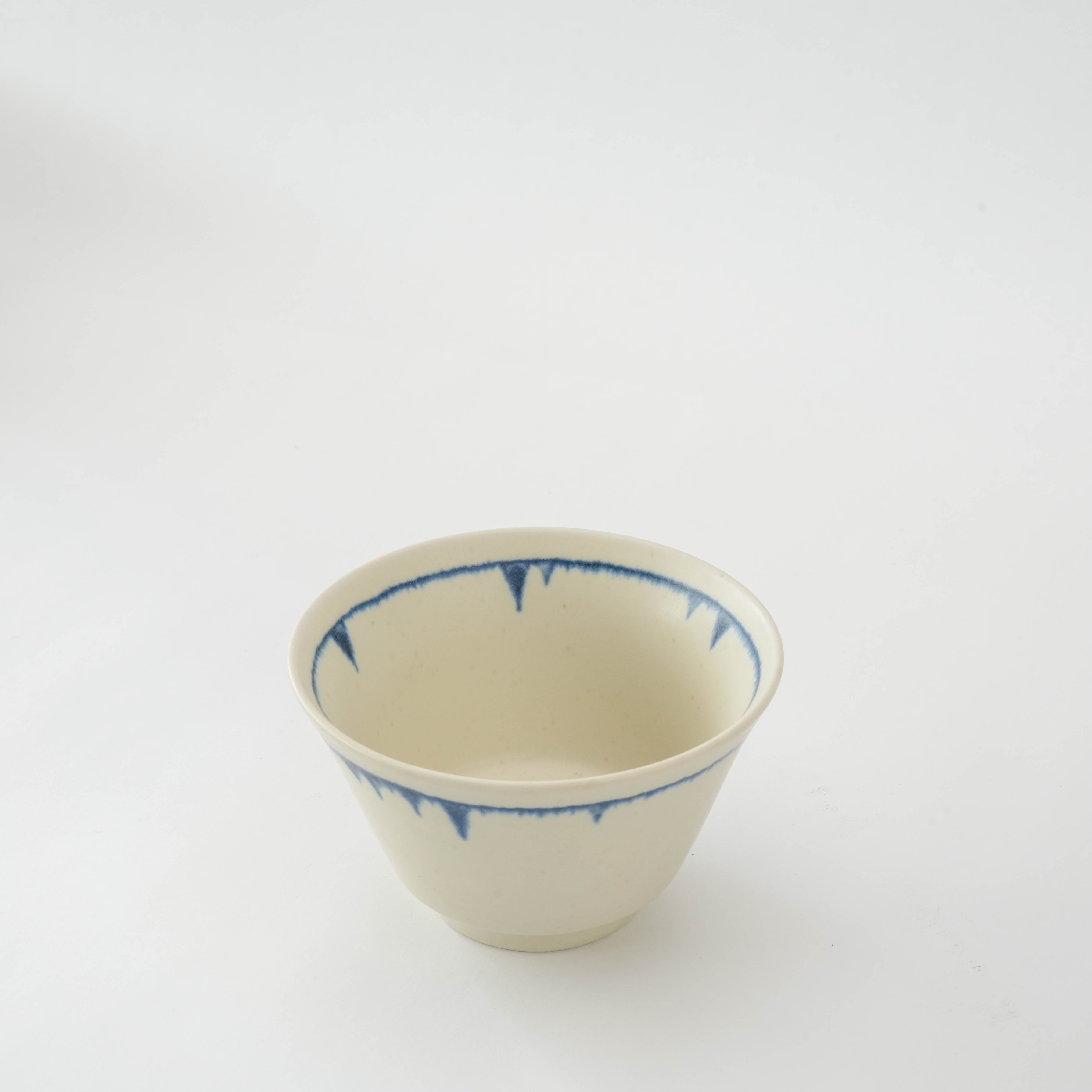 Mino Ware Cream Nagashi Deep Rice Bowl featuring a flowing blue glaze inside rim, perfect for donburi and Japanese-style tableware collections.