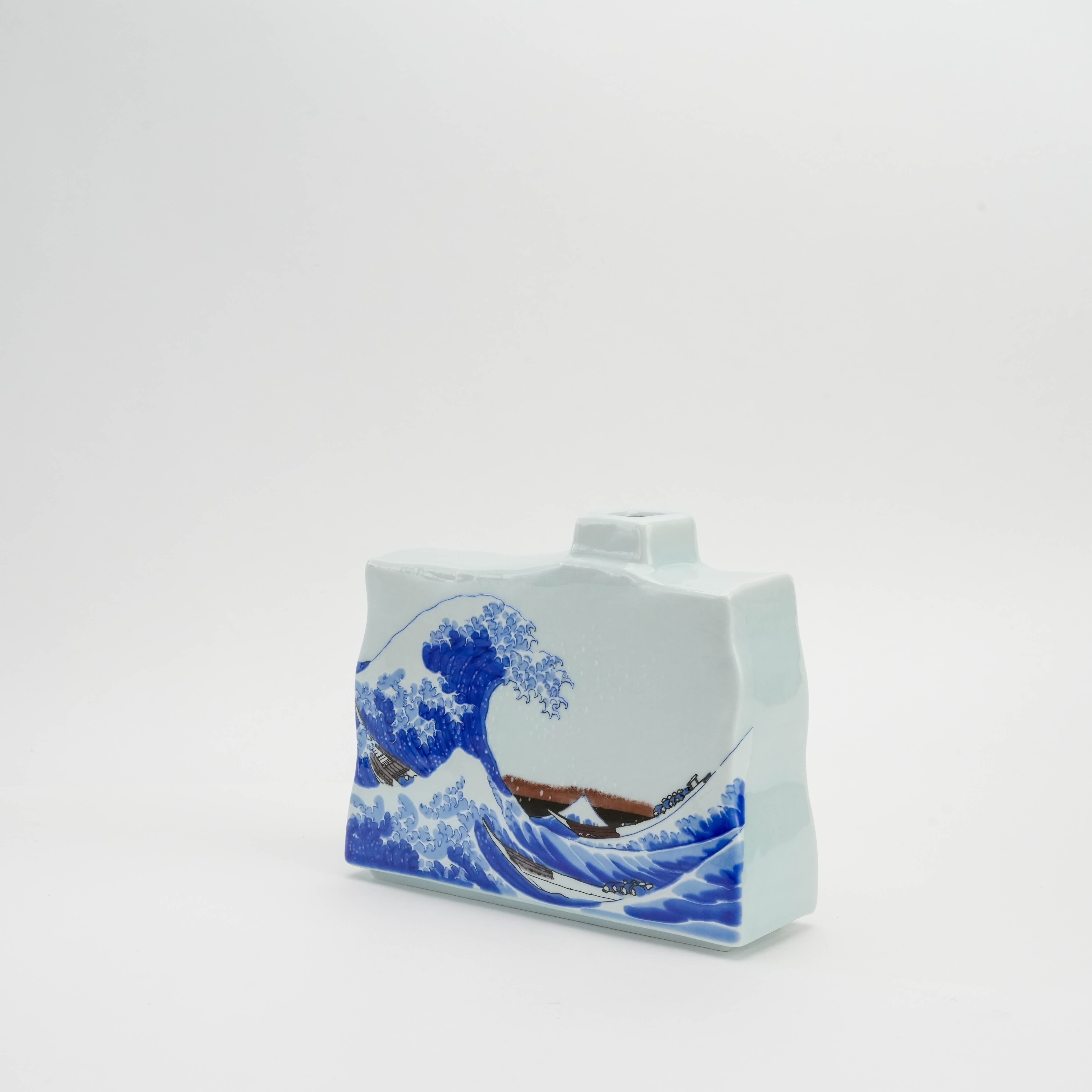 Side view of Kutani Ware Ikebana Vase with Hokusai’s The Great Wave design. Compact Japanese art vase for elegant home decoration.