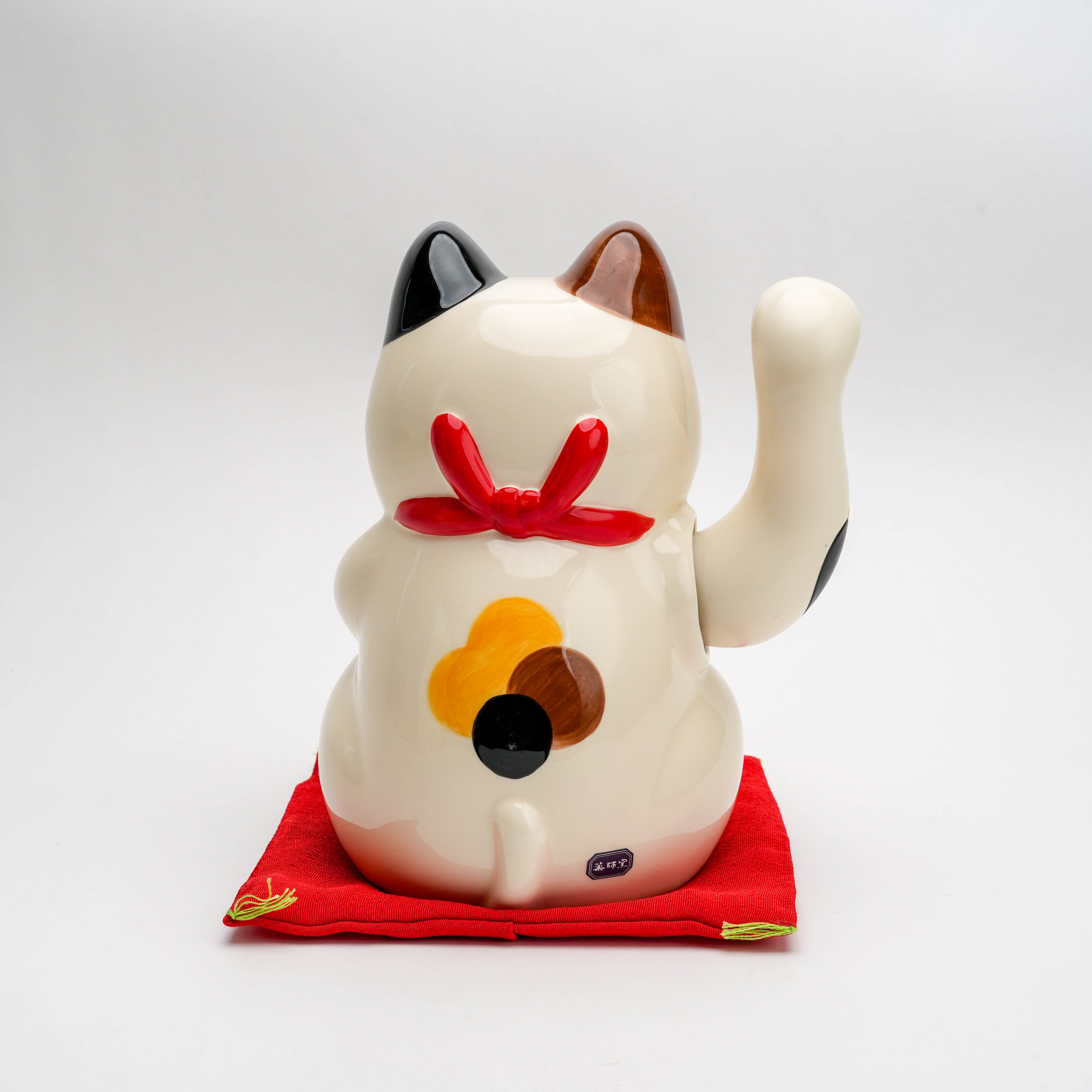 Yakushigama Colored Gold-embossed Electric Beckoning Cat
